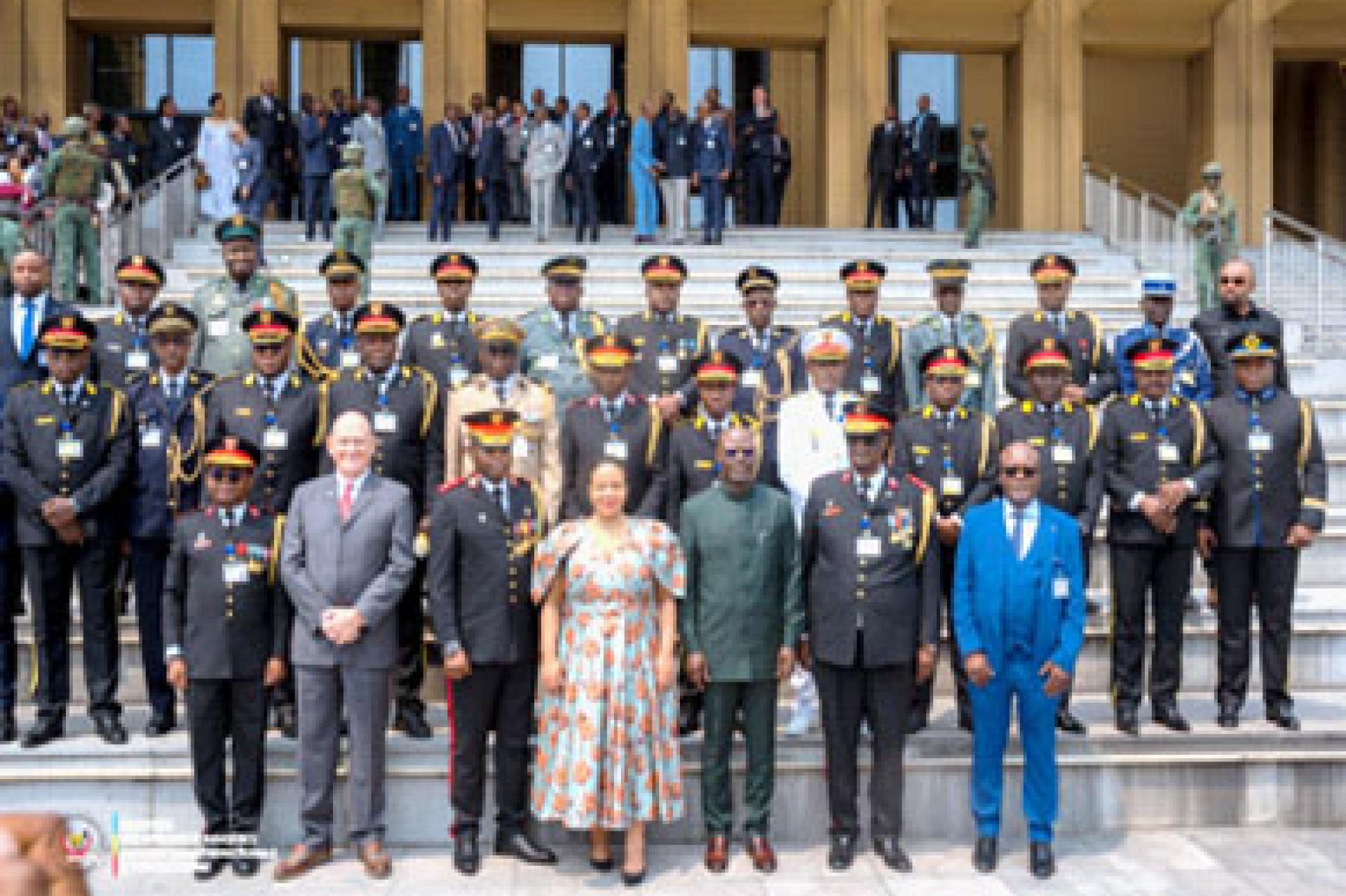 L'élite militaire et administrative a été à l'honneur hier au terme de 10 mois de formation, en présence du VPM Guy Kabombo. 