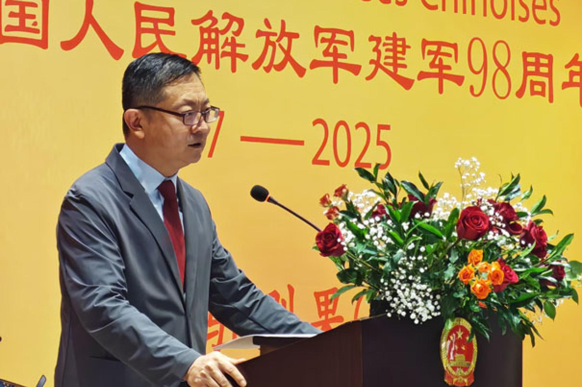 L'ambassadeur de Chine Zhao Bin (g) et l'attaché militaire An Yanjun. Photo droits tiers