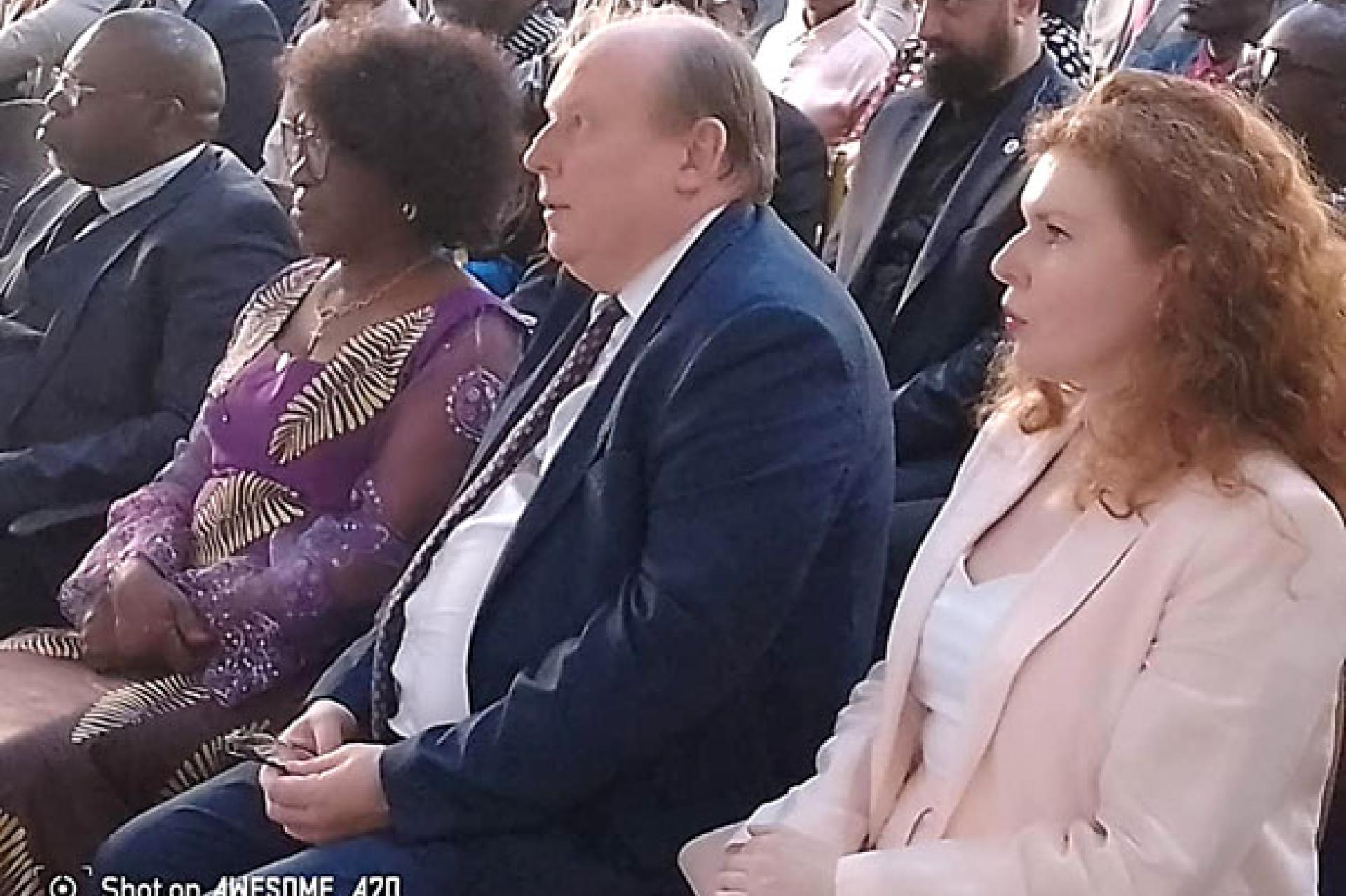 L'ambassadeur de la Fédération de Russie, Karl Tikhaze aux côtés de la PCA de la Fondation Patrice Emery Lumumba. 