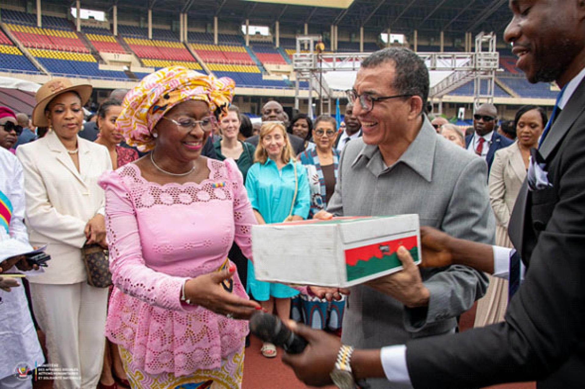 L'ambassadeur du Maroc, Rachid Agassim, remettant, à Mme la ministre Nathalie Aziza, symboliquement un carton. Photo droits tiers