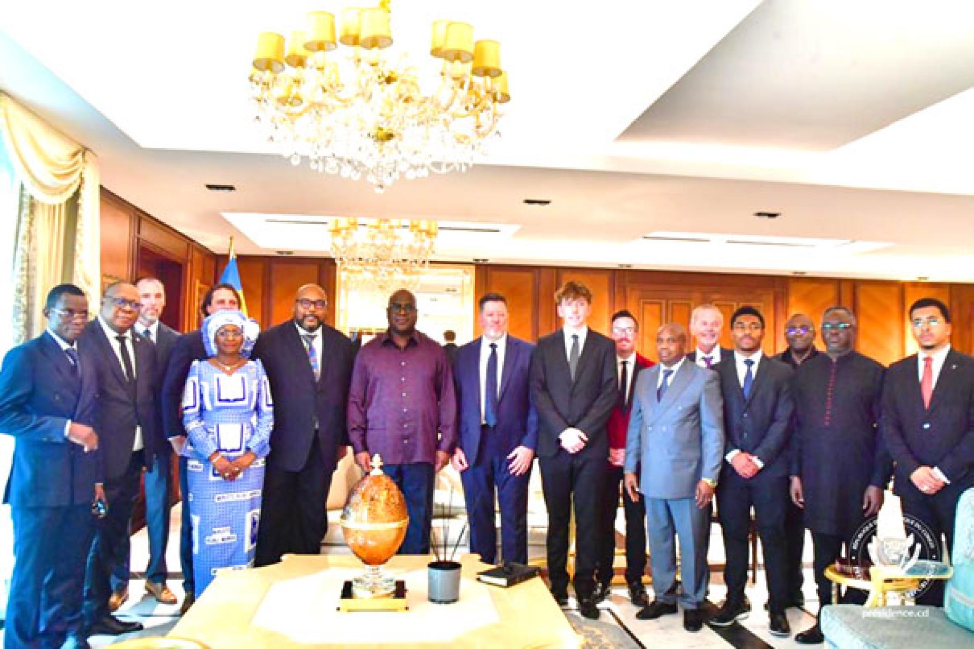 Le Président Félix Tshisekedi posant avec la délégation des pasteurs américains.