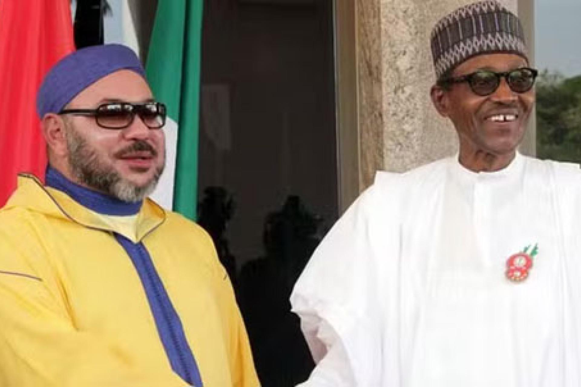 Le Roi Mohammed VI (g) et l'ancien président Muhammudu Buhari. 