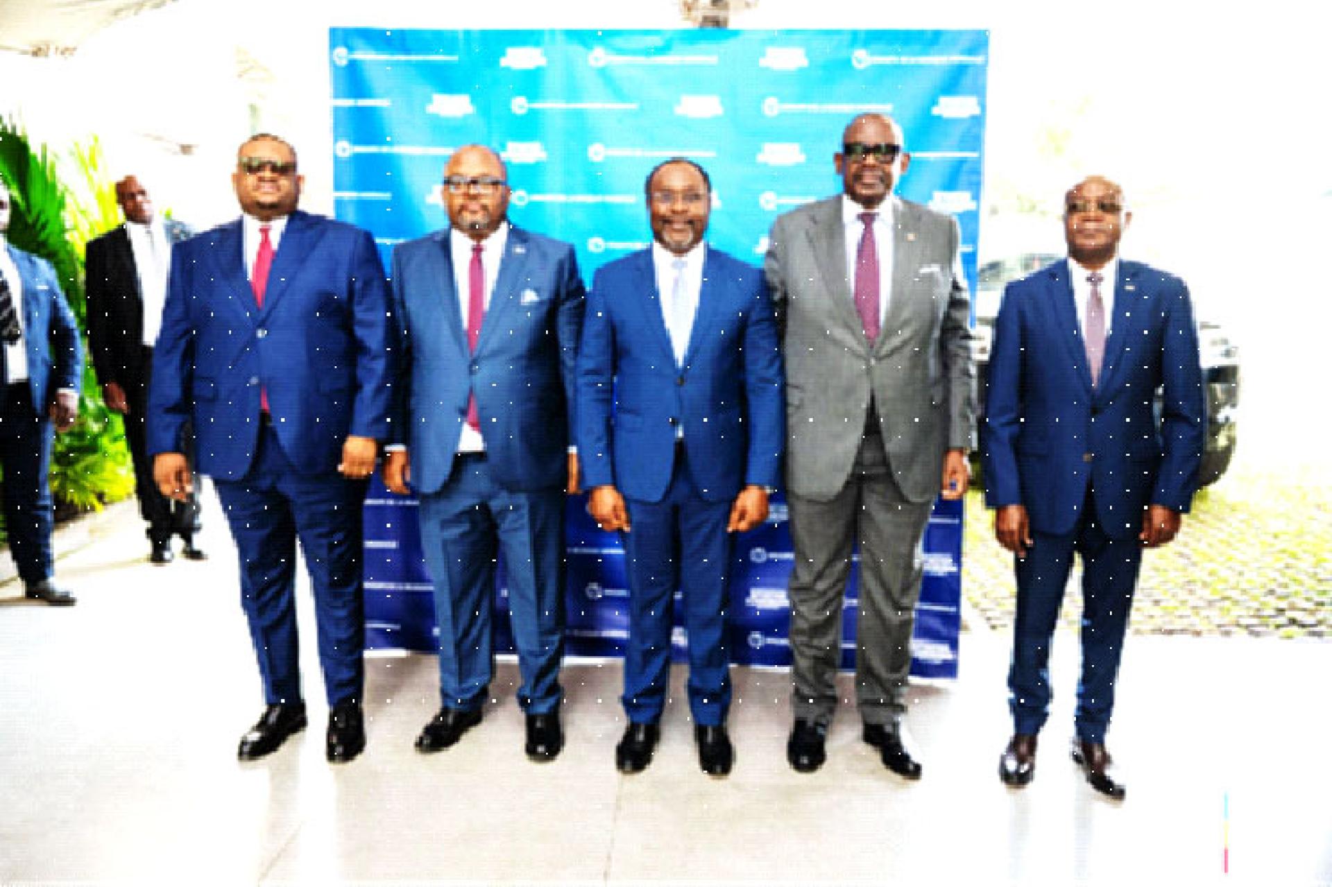 Le ministre Doudou Fwamba posant pour la postérité avec des proches. 