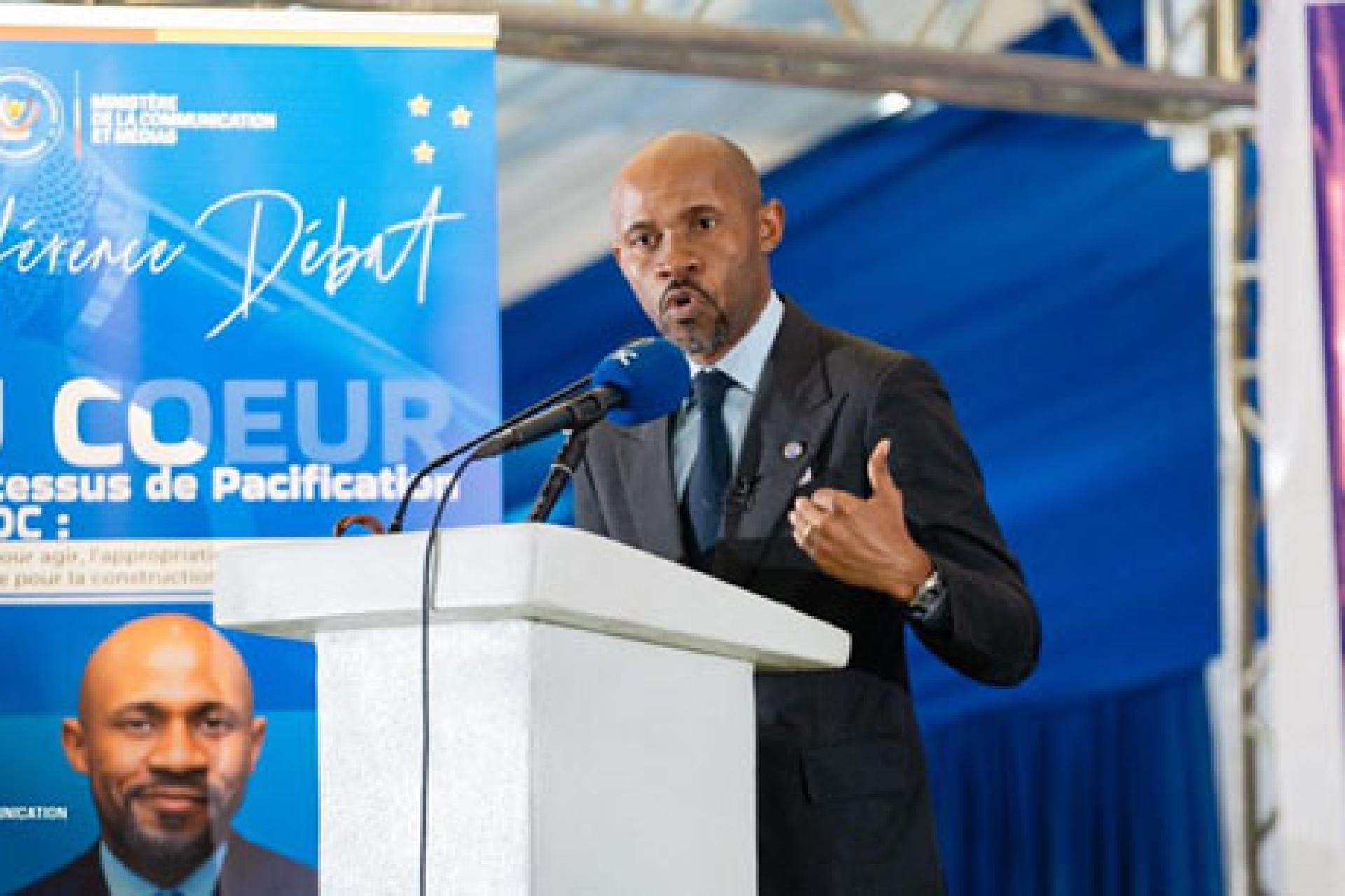 Le ministre de la Communication & Médias, Patrick Muyaya, échangeant avec les étudiants de l'Unikin. Photo cellcom ministère de la communication & médias