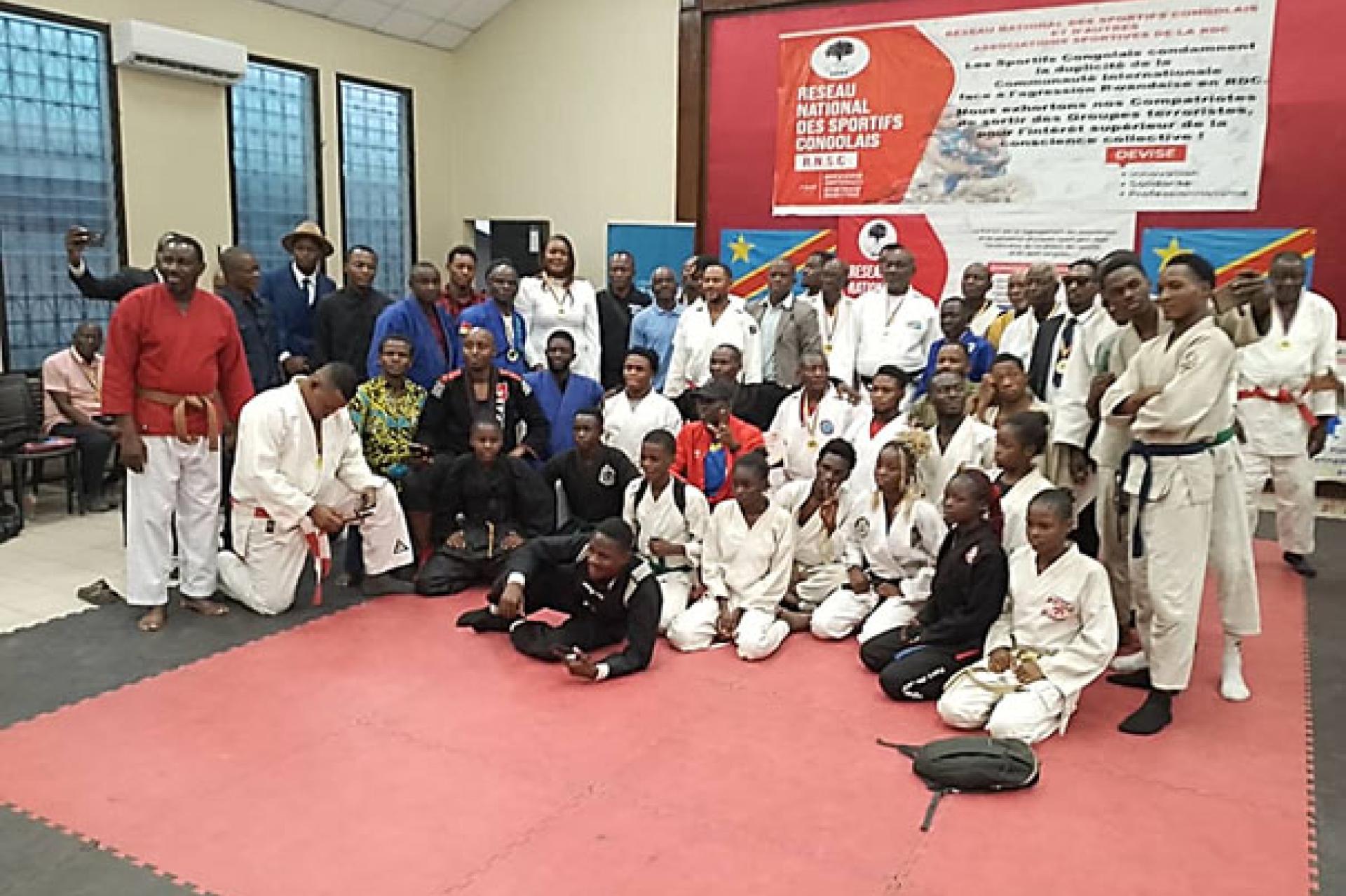 Photo de famille après la remise des brevets et des médailles. 
