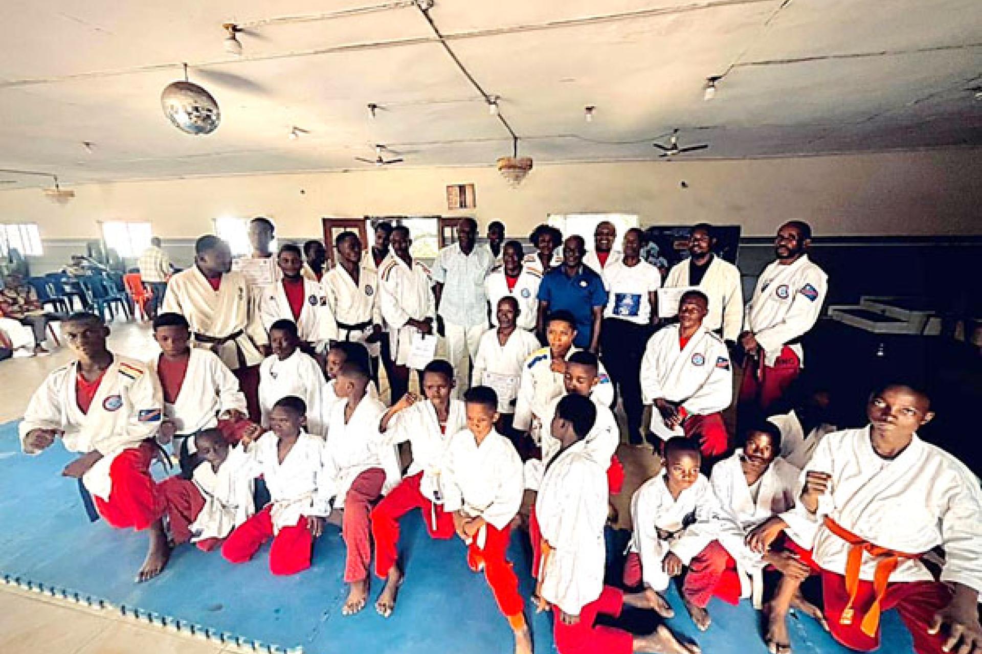 Photo de famille des pratiquants de requin-do kick punch. PHOTO droits tiers 