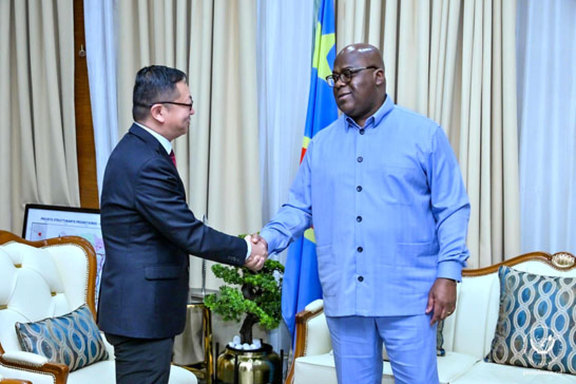 Poignée de main entre le Président Félix Tshisekedi et l'ambassadeur de Chine en RDC, Zhao Bin. PHOTO présidence