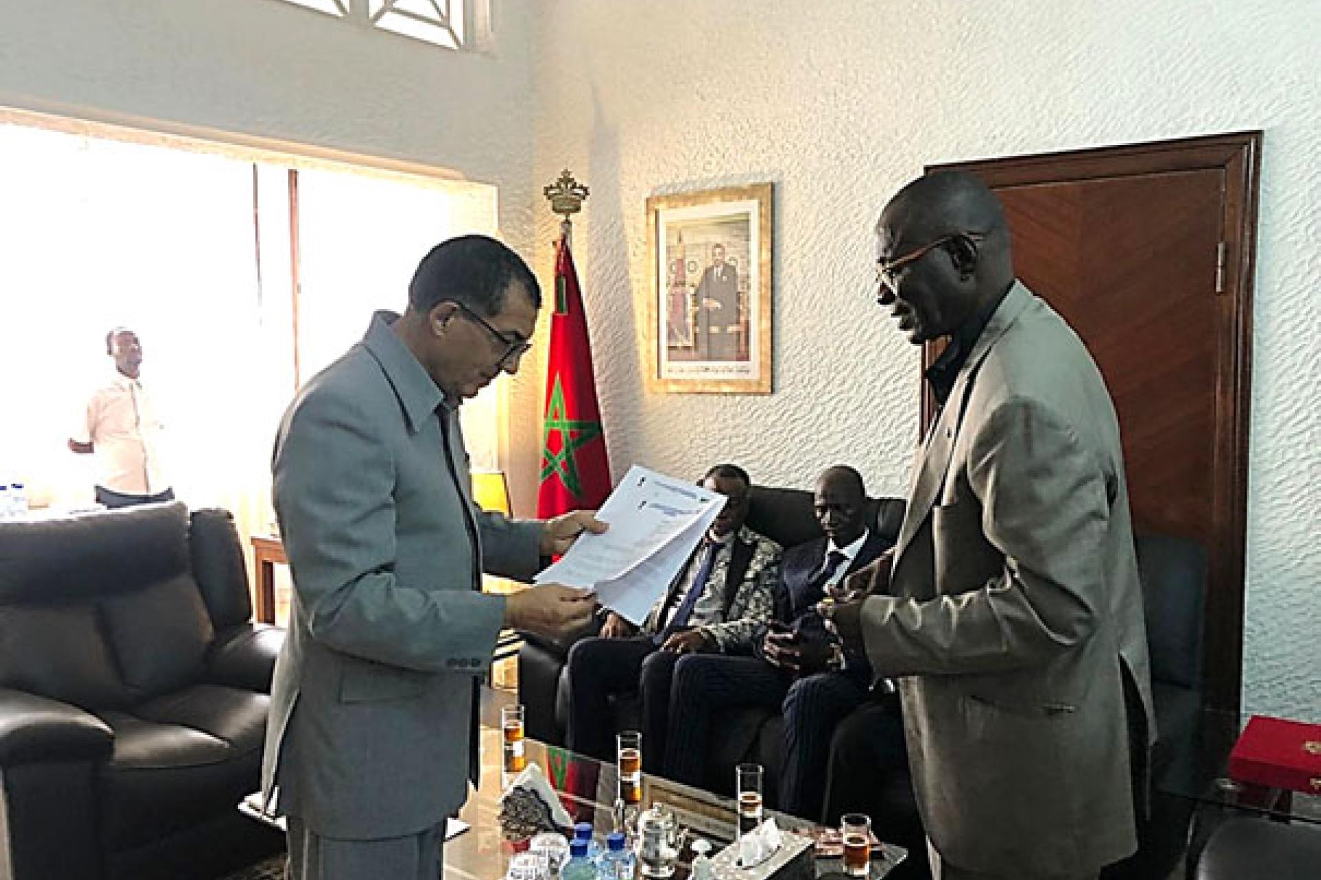 Rachid Agassim reçoit de mains de la délégation des Léopards les lettres des condoléances... Photo droits tiers