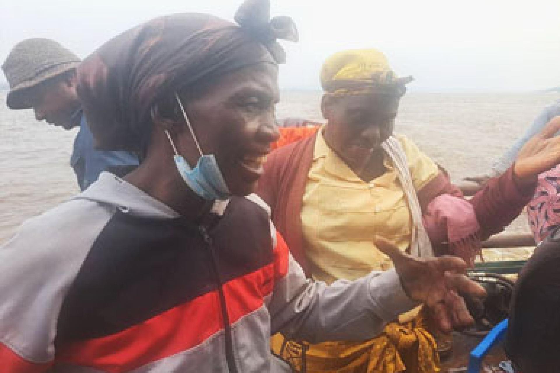 Une attitude angoissante des passagères à bord du bac au cours de la traversée du fleuve Congo.Photo droits tiers