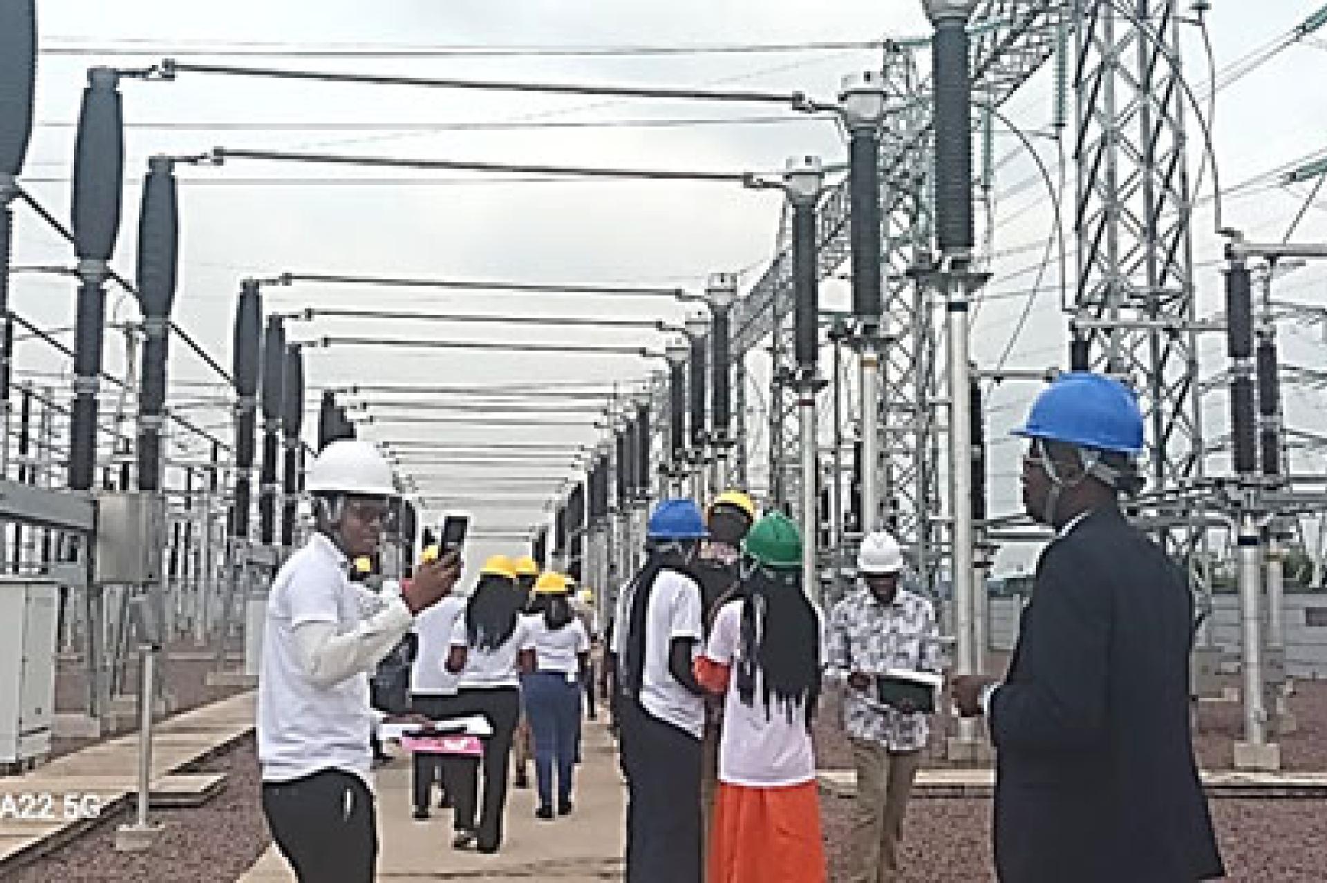 Vue des étudiants au poste électrique de Kinsuka à Kinshasa lors d'une visite guidée. Photo droits tiers