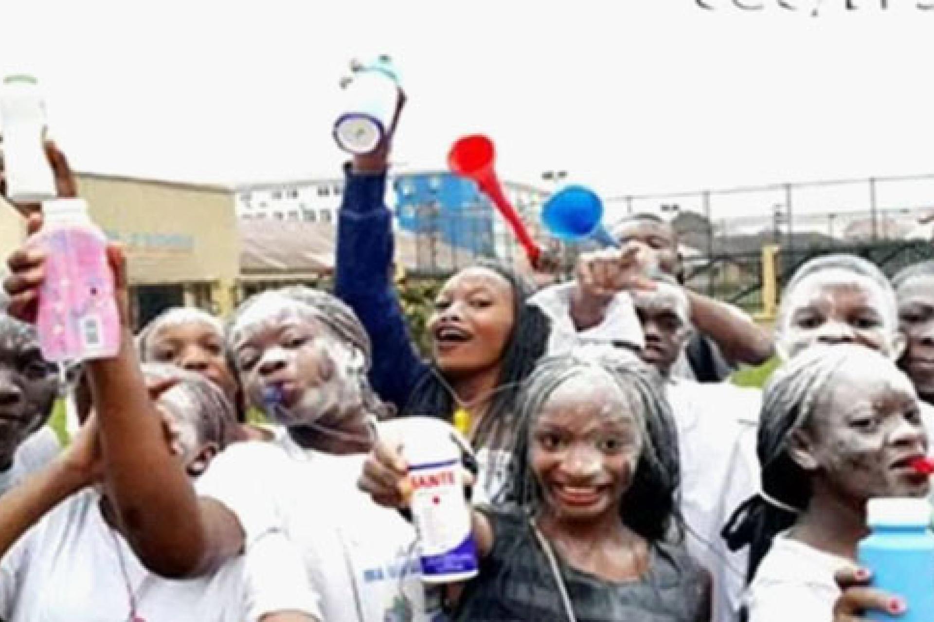 Des diplômés d'État à Kinshasa en liesse après leur réussite.