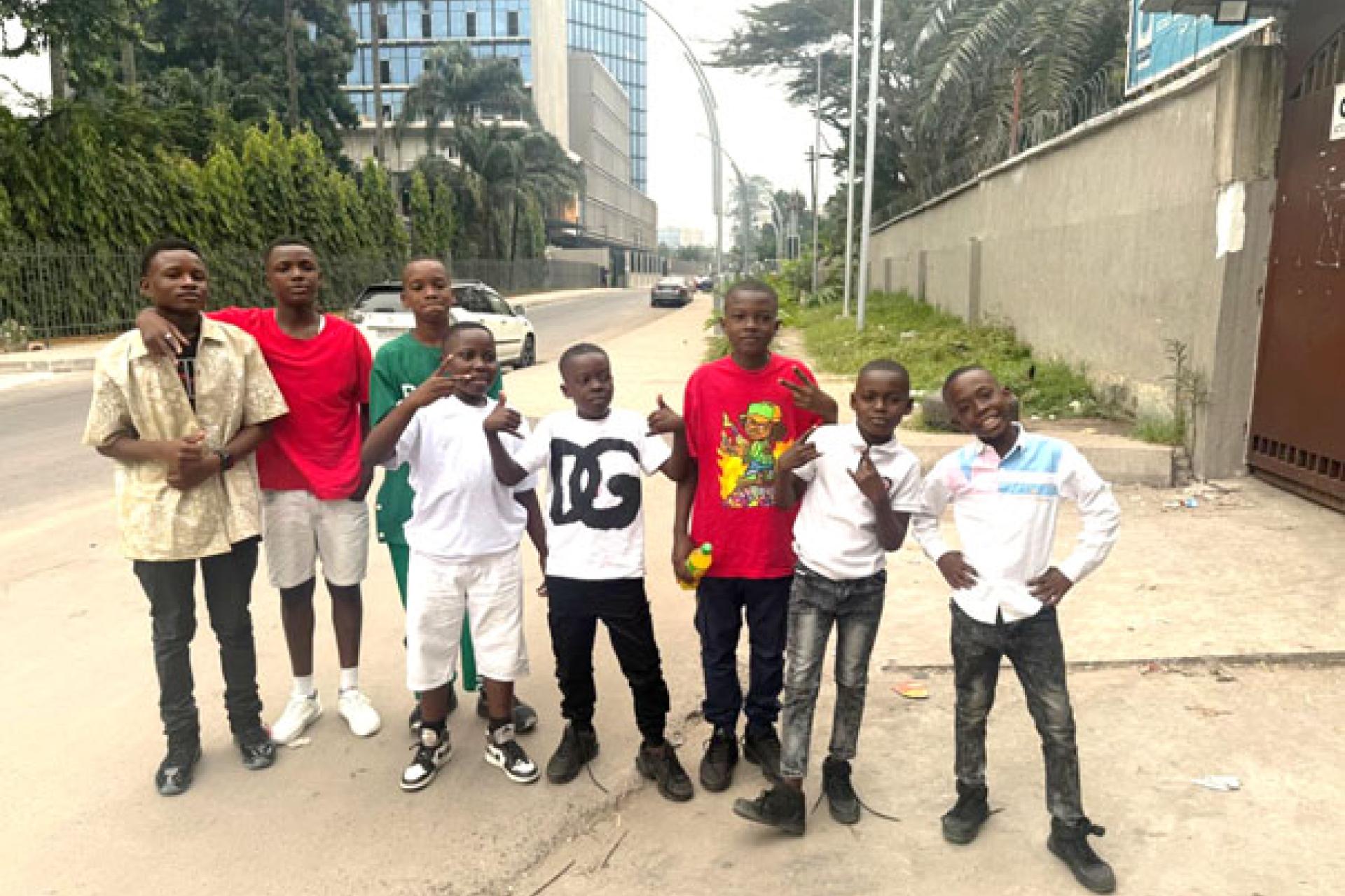 Des jeunes joueurs des échecs du Chess club Motel Fikin.