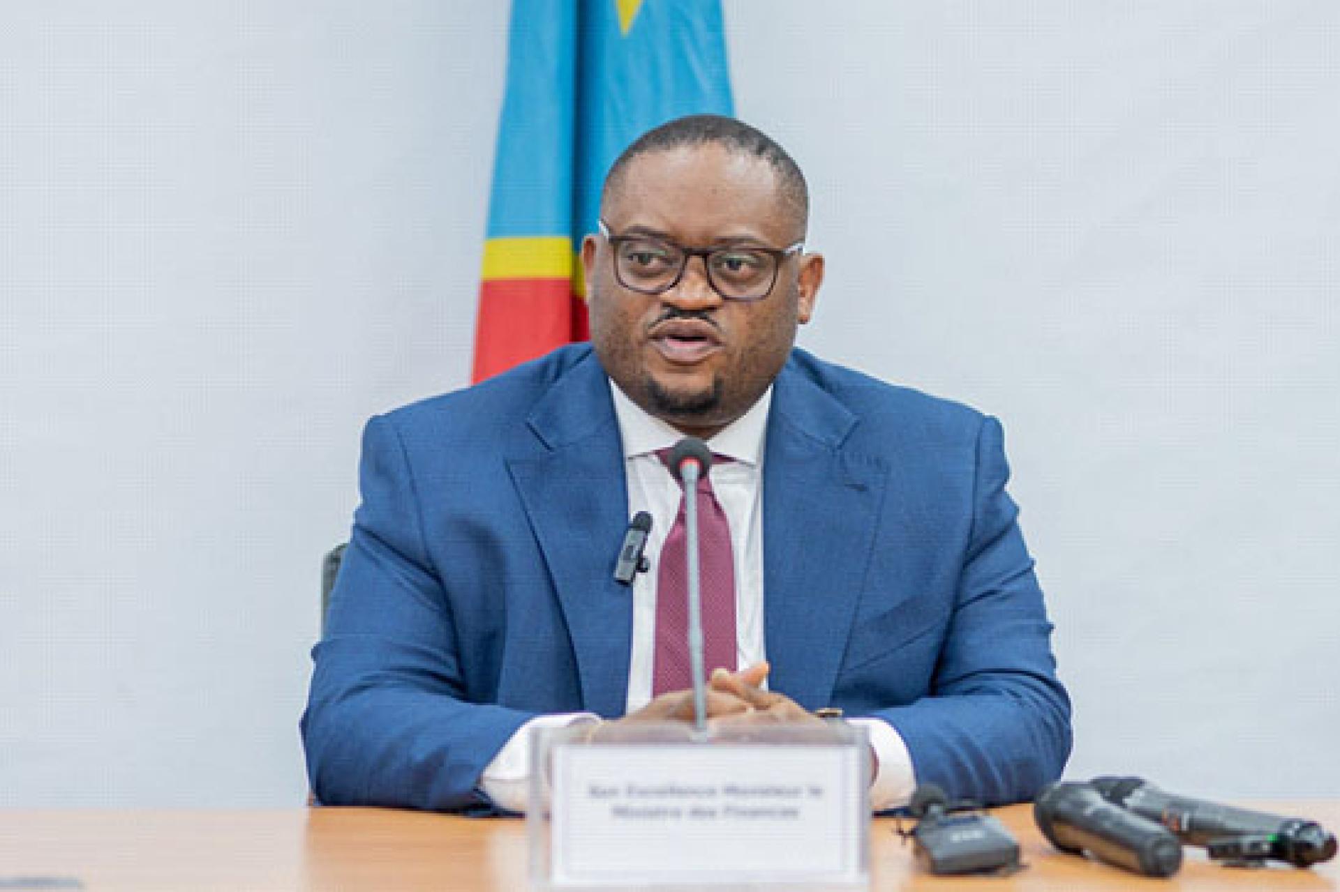 Doudou Fwamba, ministre des Finances. 