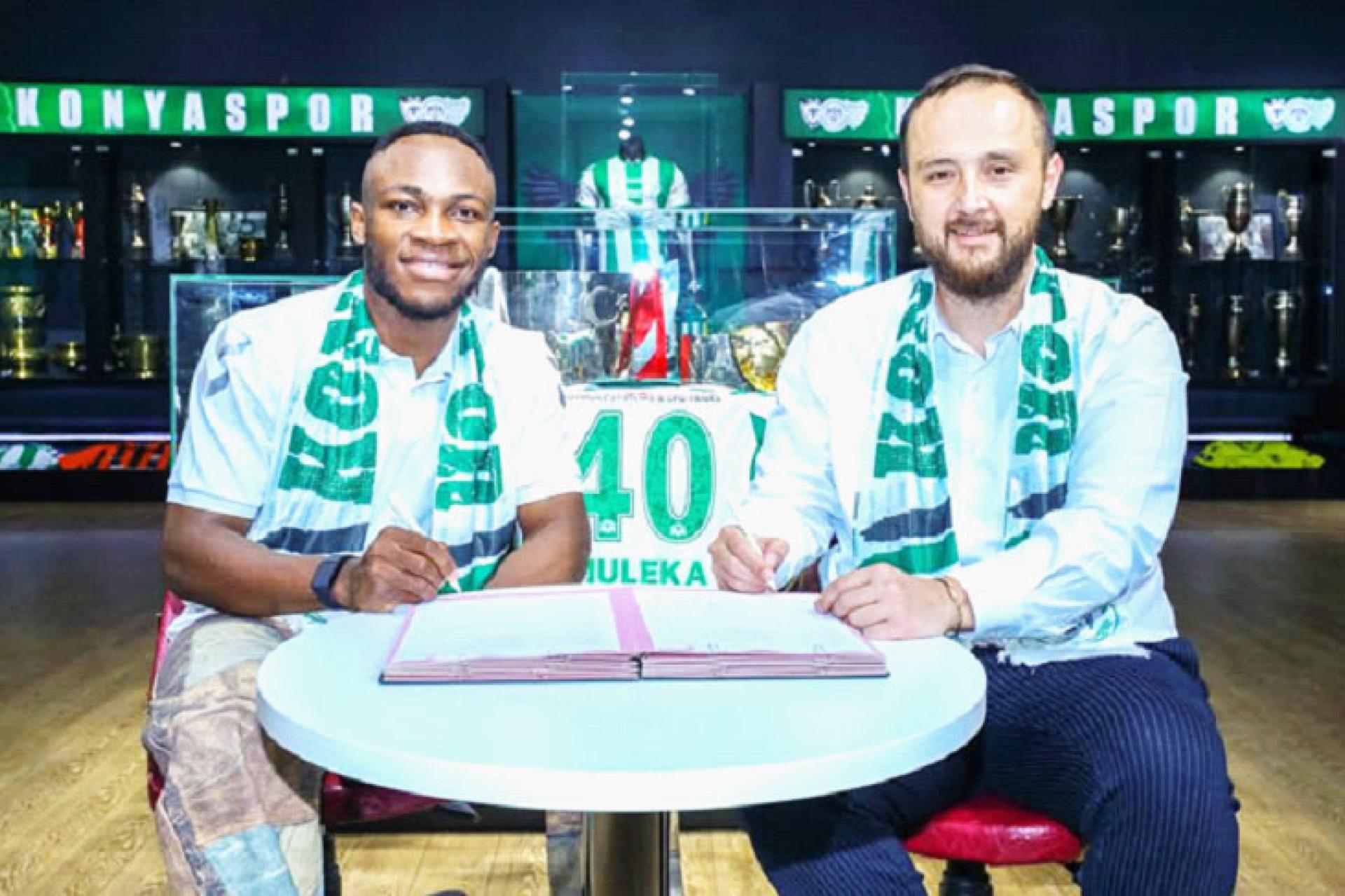 Jackson Muleka lors de la cérémonie de signature de son contrat. 