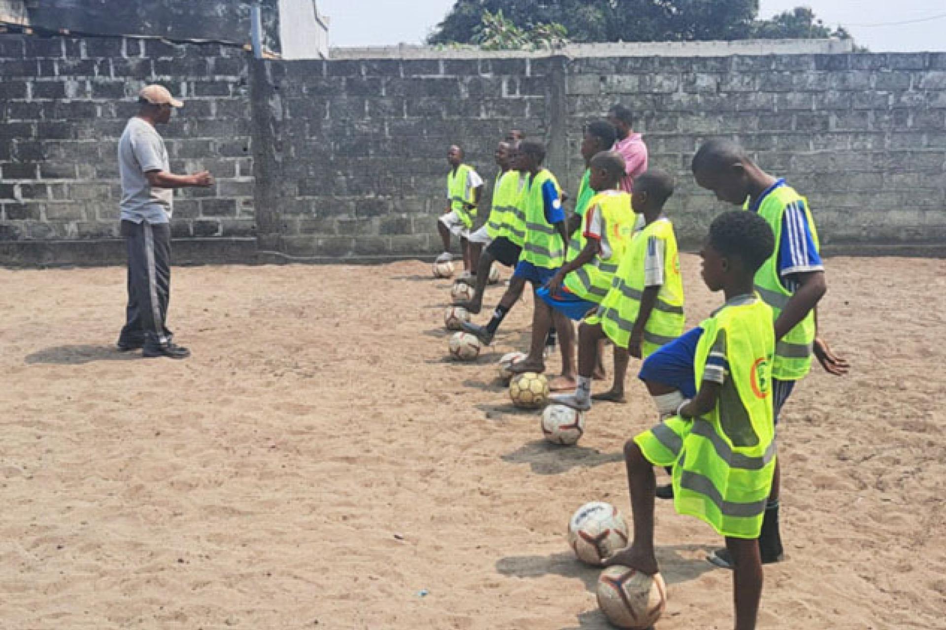 Louison Lesekuta en pleine séance d'entraînement avec les enfants. 