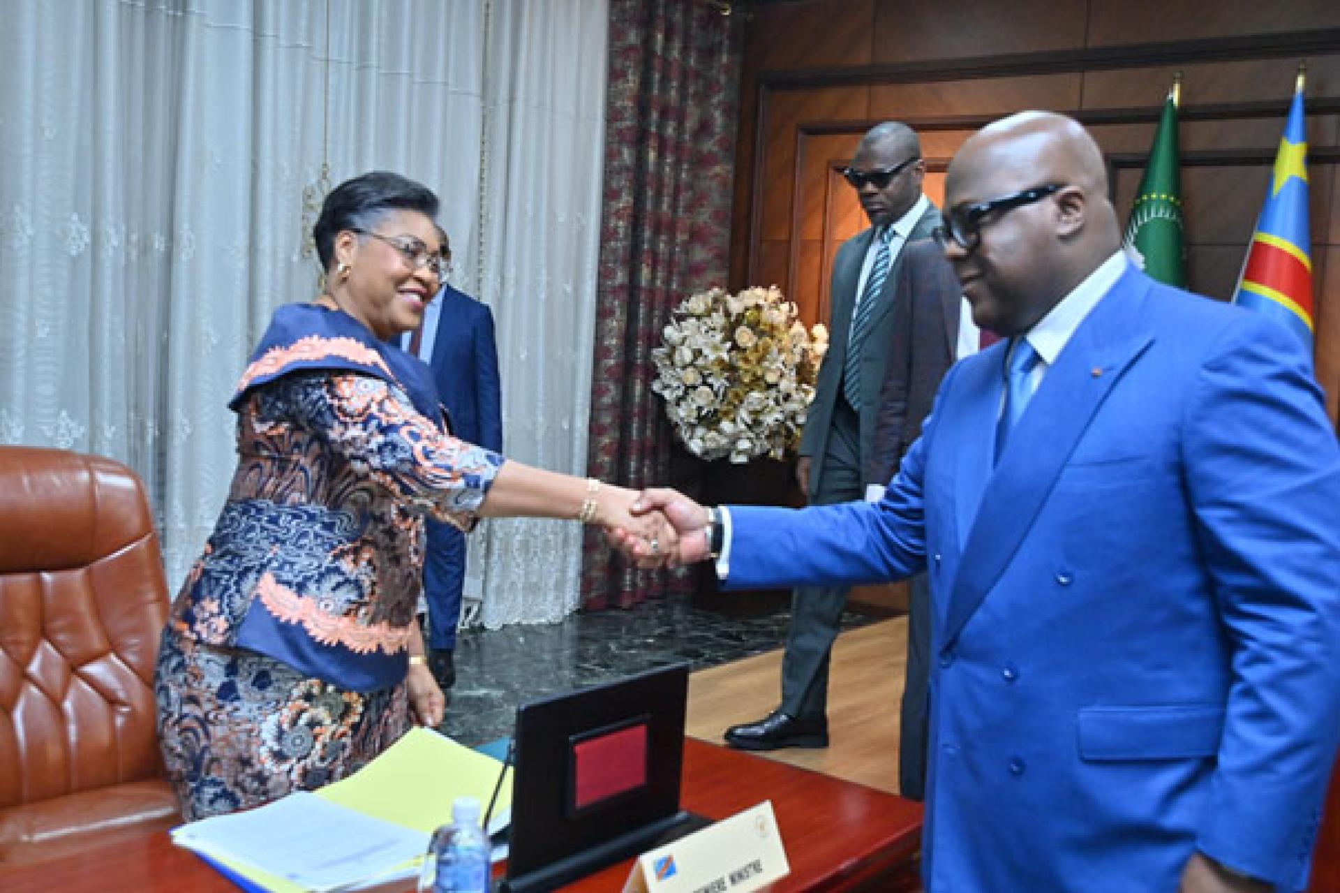 Poignée de main entre le Président Félix Tshisekedi et la Première ministre Judith Suminwa. Photo droits tiers 