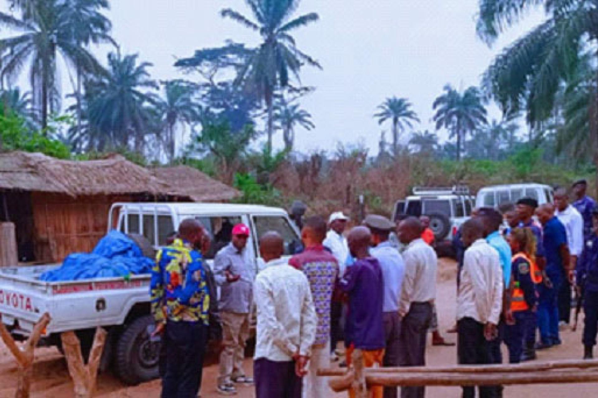 Une équipe du gouvernement provincial du Kasaï sur la barrière de Mwaka. 