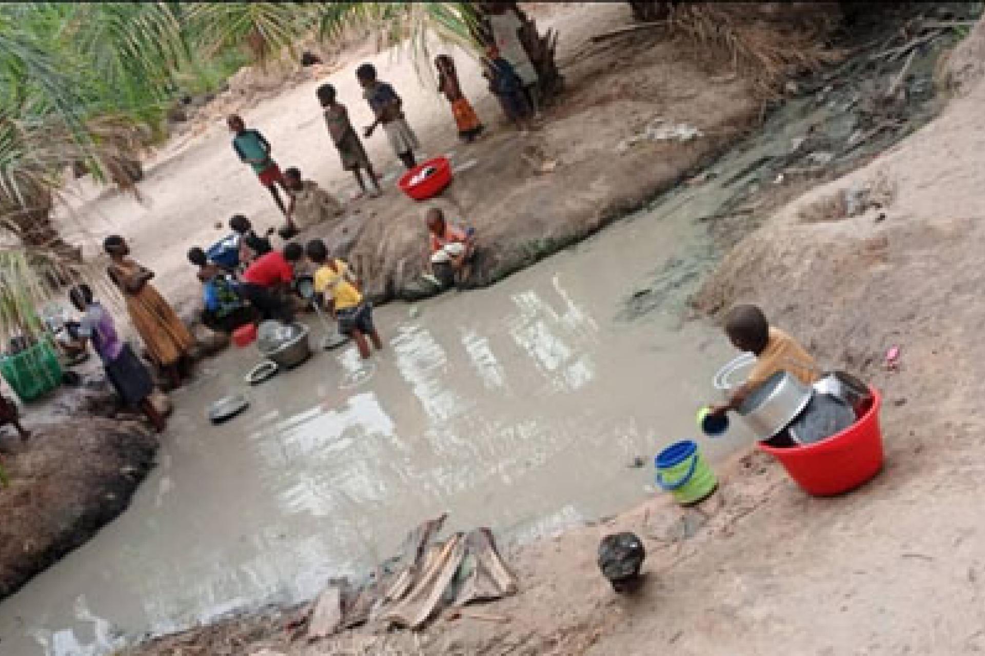 Enfants cherchent eau