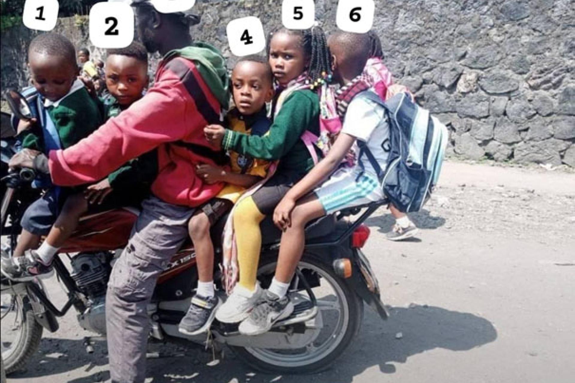 Enfants sur moto