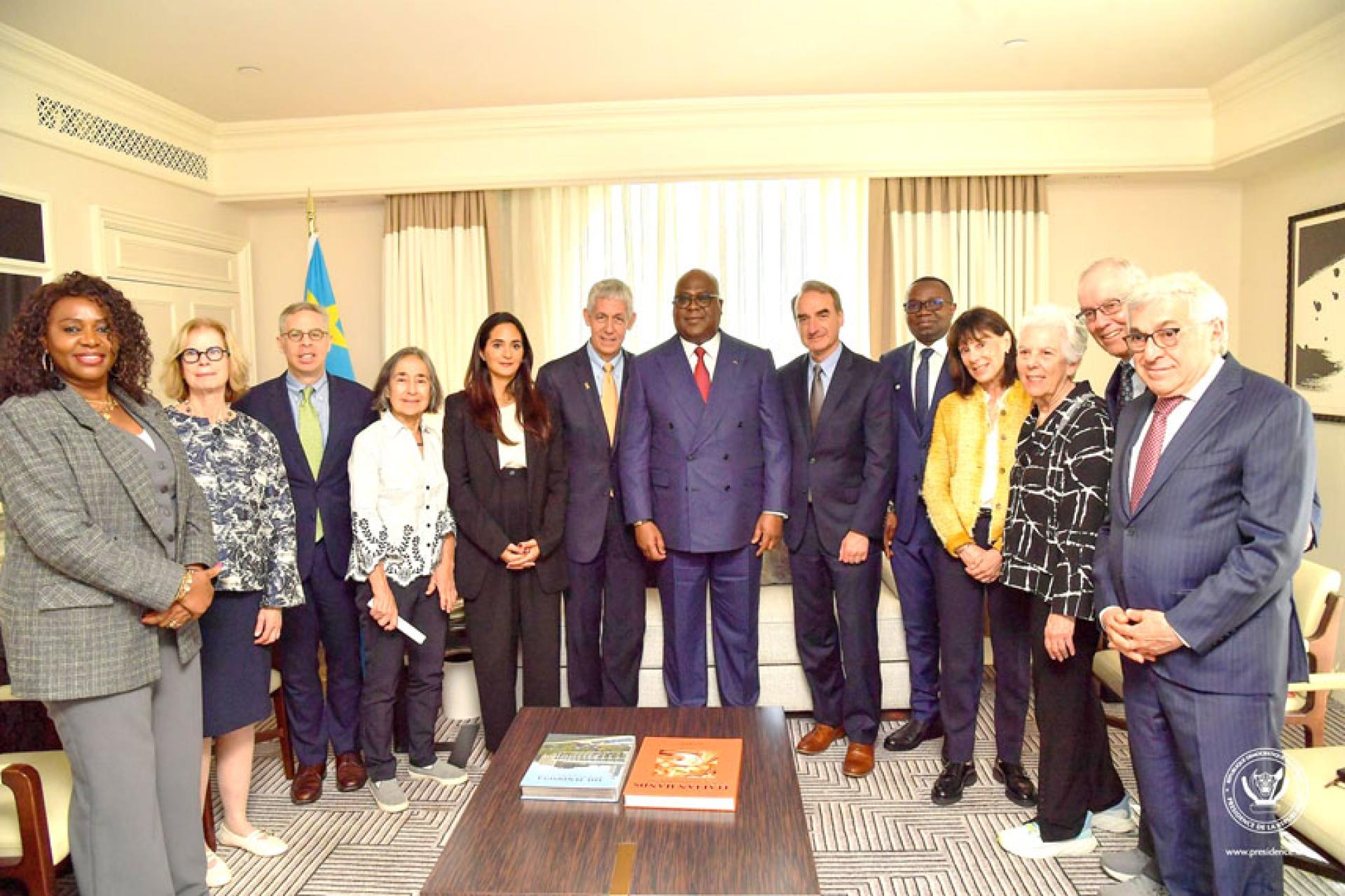 Fatshi posant avec les dirigeants de l’American Jewish Committee (AJC). Ph. Droits tiers