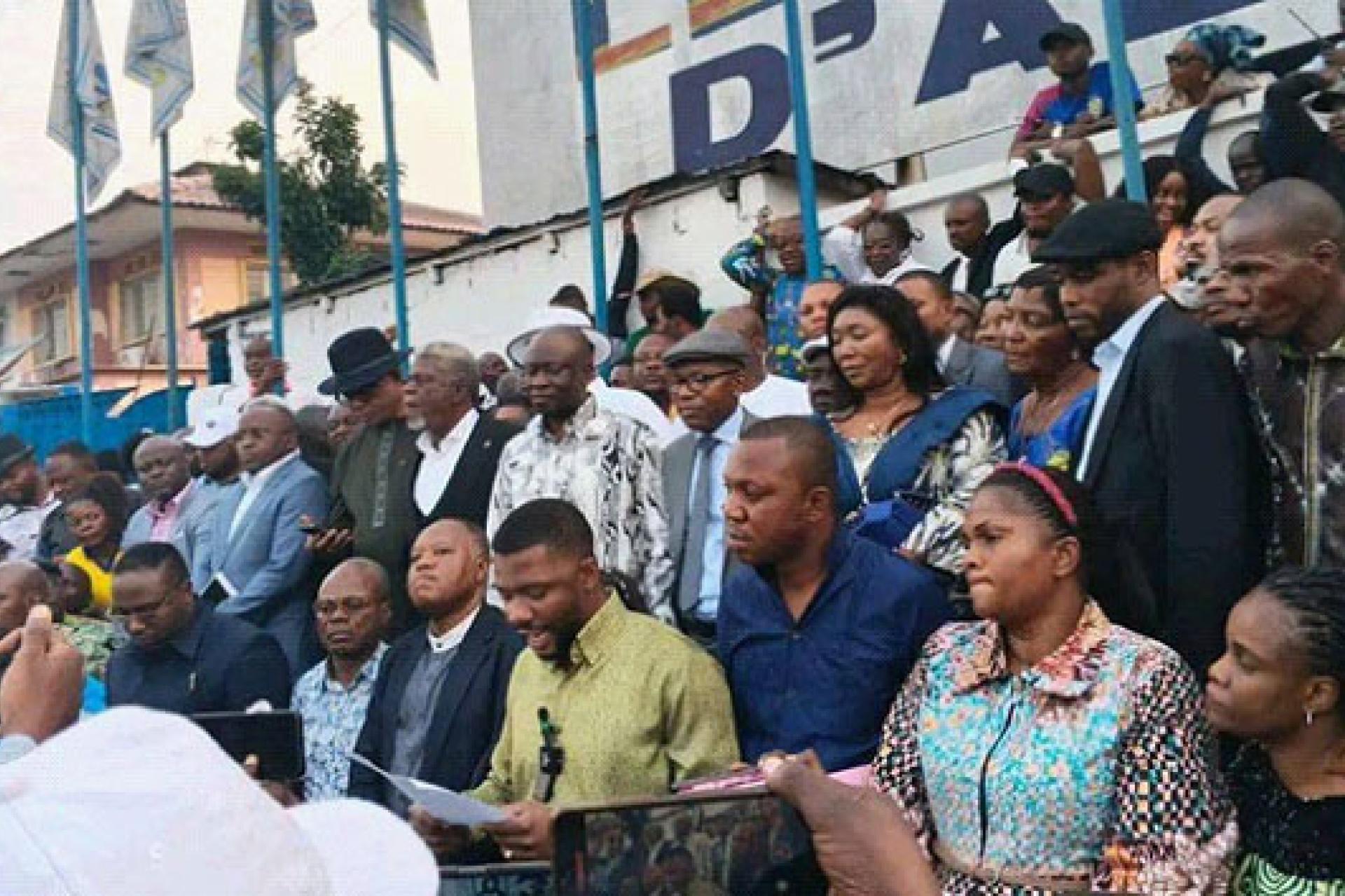 Kabuya et Bizibu dans foule