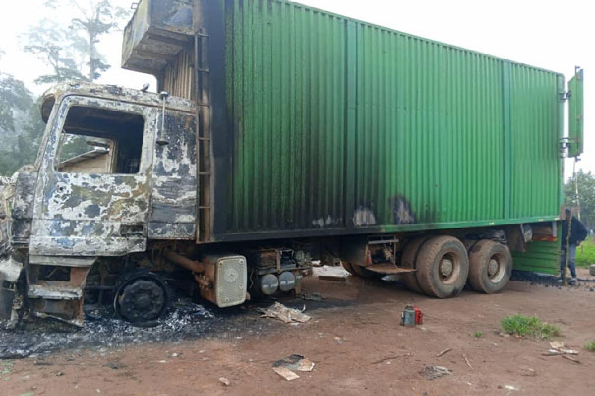 Le véhicule transportant des braises incendié par les terroristes Ougandais des ADF. Photo droits tiers