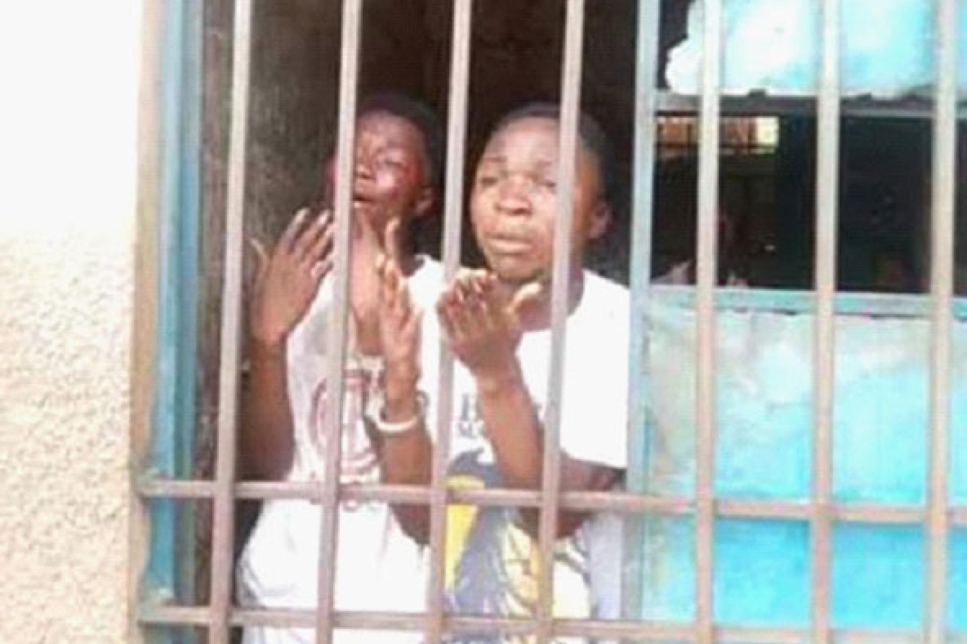 Les deux présumés criminels et membres du Service national aux arrêts à Demba. Photo droits tiers.