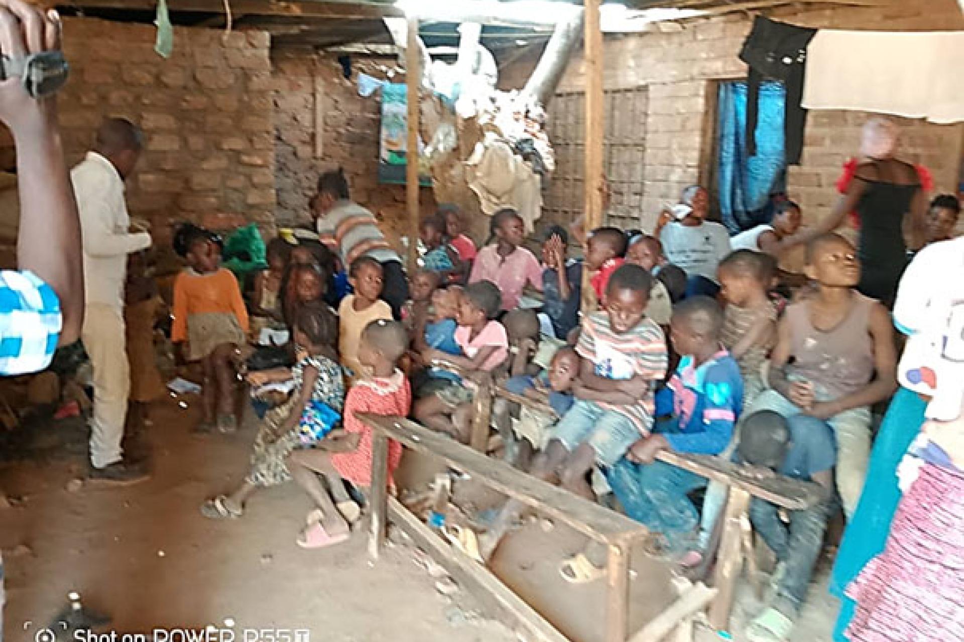 Les enfants déplacés dans un hangar à Lubumbashi.