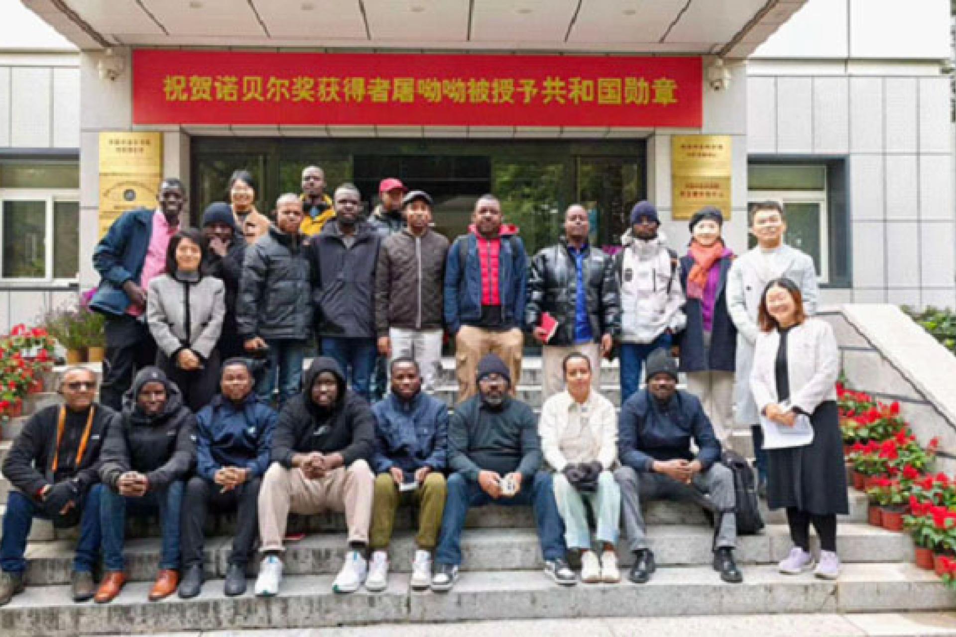 Médecine traditionnelle et diplomatie scientifique, la Chine partage l'héritage de Tu Youyou avec l'Afrique. Photo droits FDA.