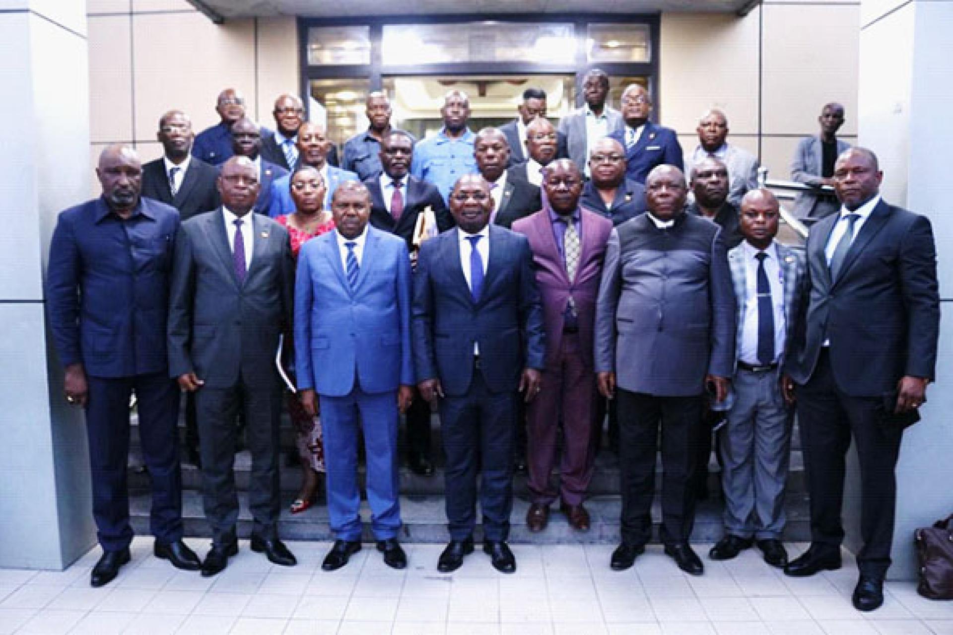 Photo de famille du Procureur général près la Cour de cassation, Firmin Mvonde et les Procureurs généraux e son office. Photo droits tiers