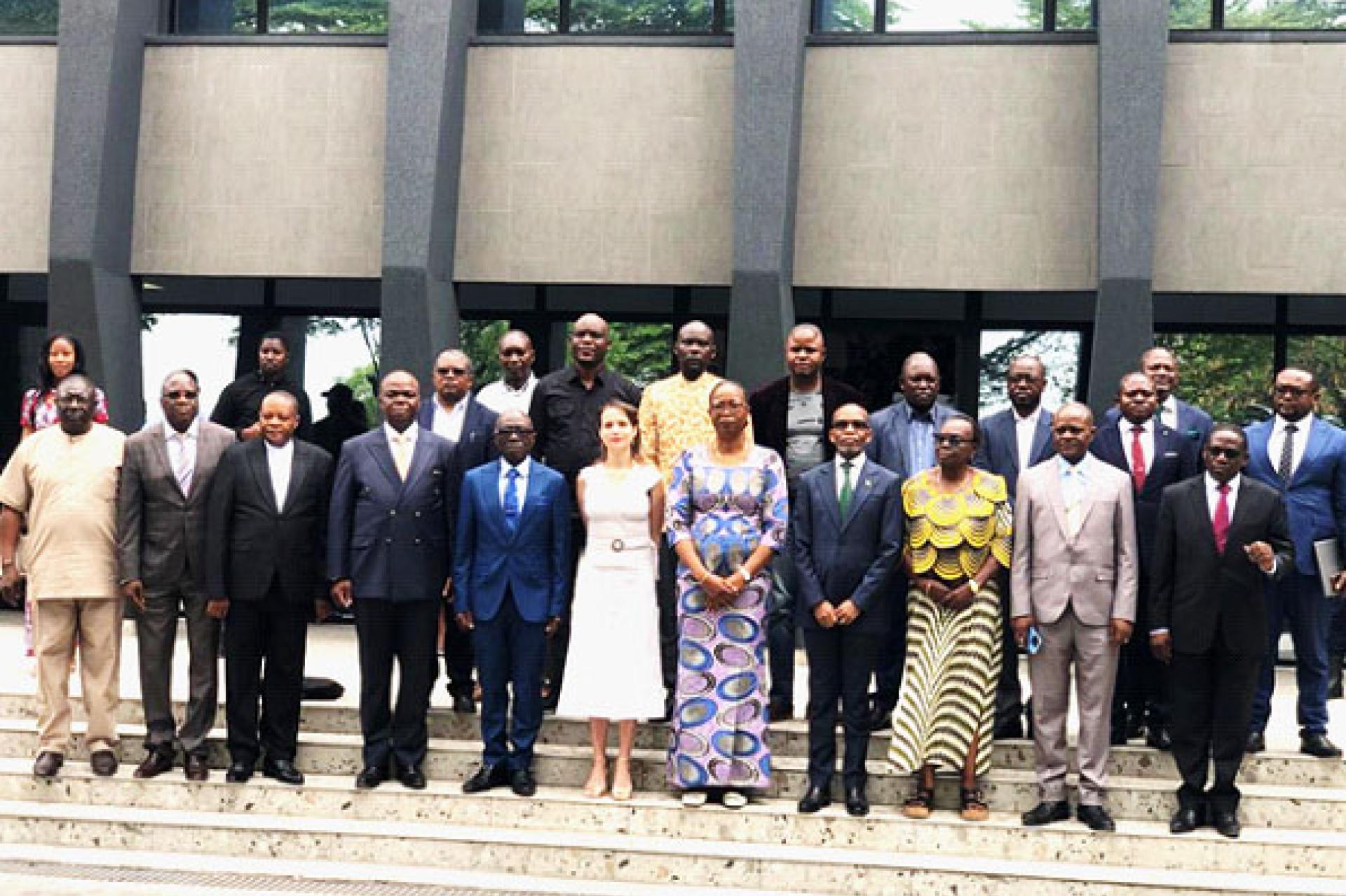 Photo de famille du colloque international sur la mise en œuvre de l'Accord de Paris.