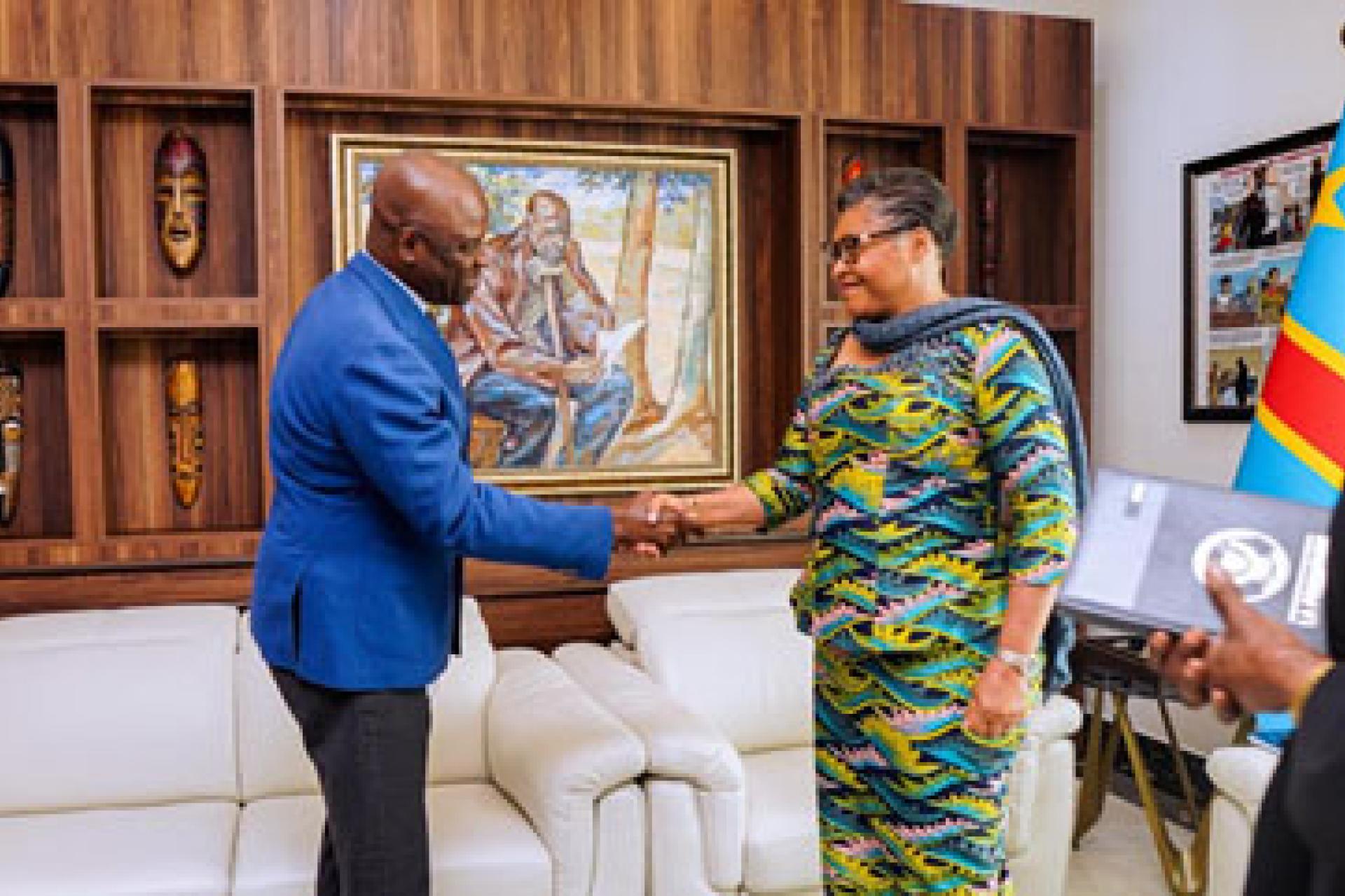 Poignée des mains entre Suminwa et John Agbor de l'Unicef. 