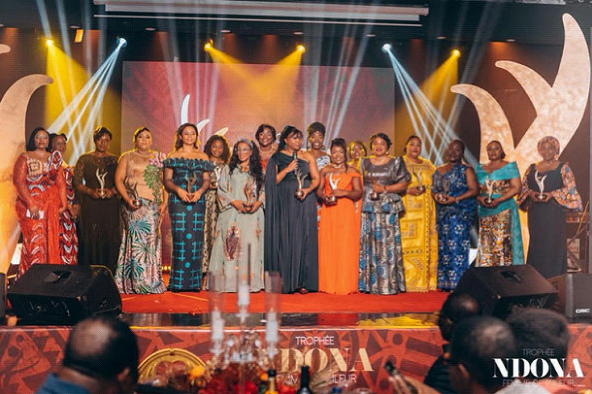 Quelques lauréates et les organisatrices à la fin de la cérémonie. 