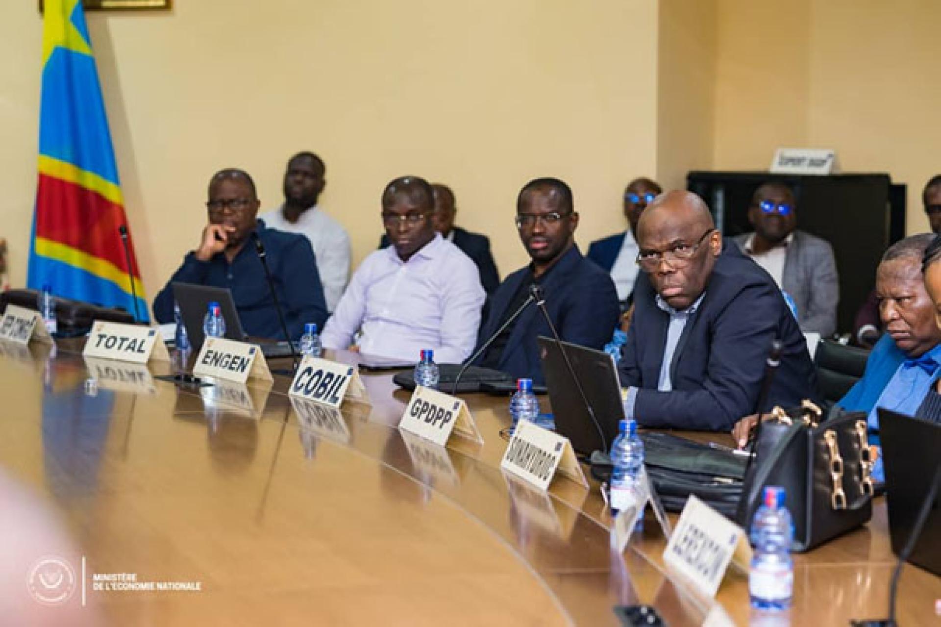 Une vue des participants à la réunion du Comité de suivi des prix des produits pétroliers.  Photo droits tiers