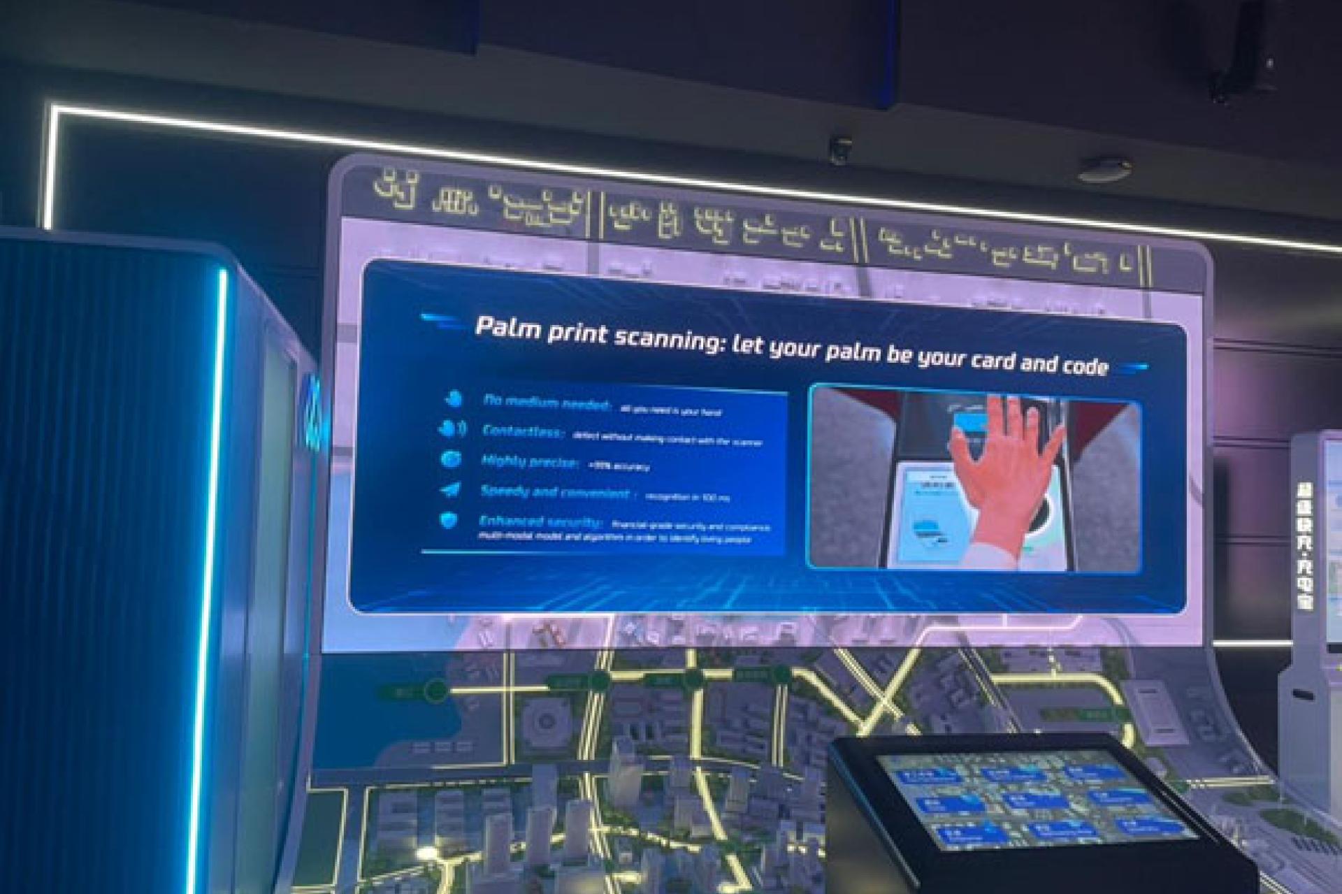 À Shanghai, les journalistes africains découvrent les innovations de Tencent dans le paiement électronique. Photo fda