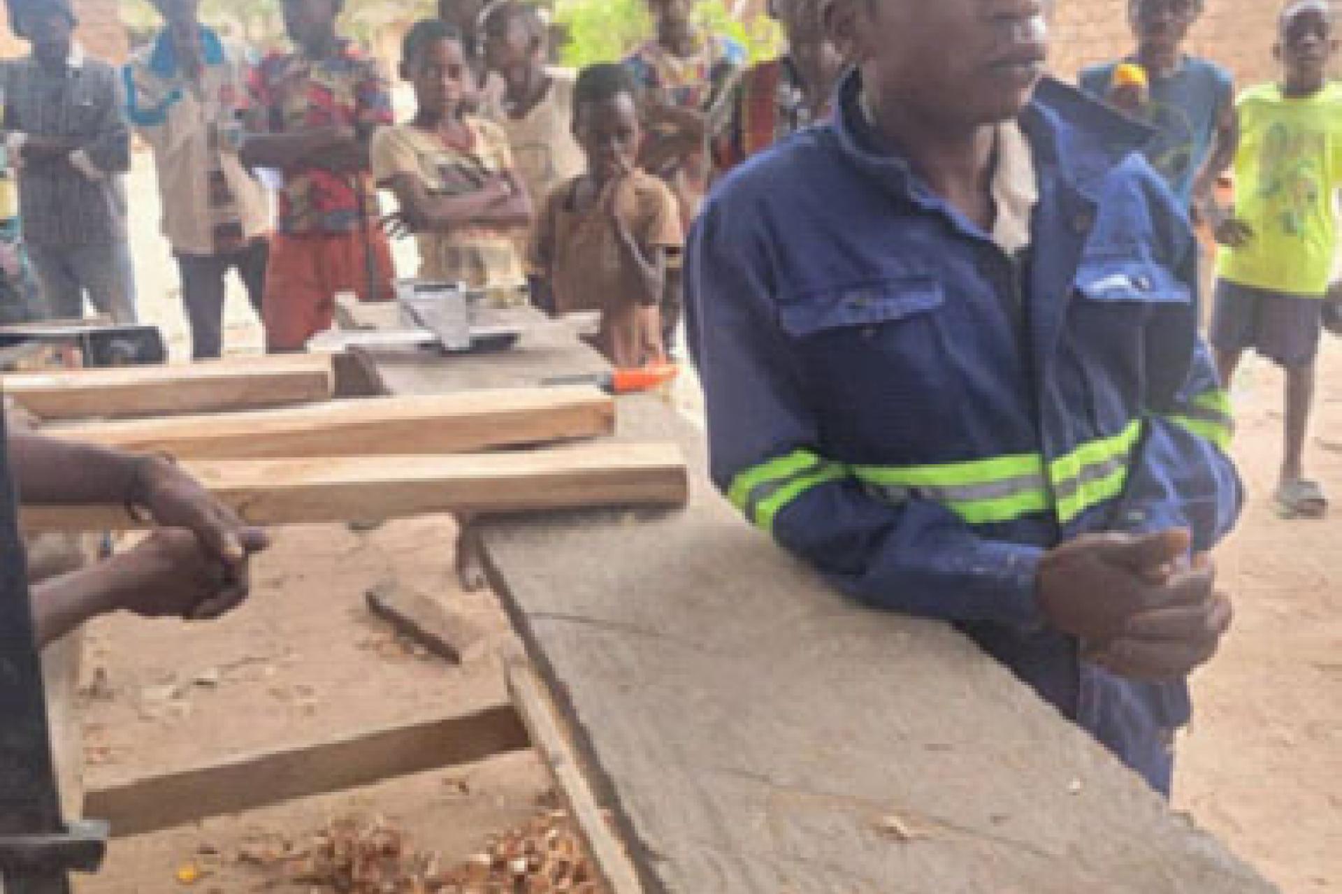 Crispin devant son atelier de menuiserie à Muhowa. 