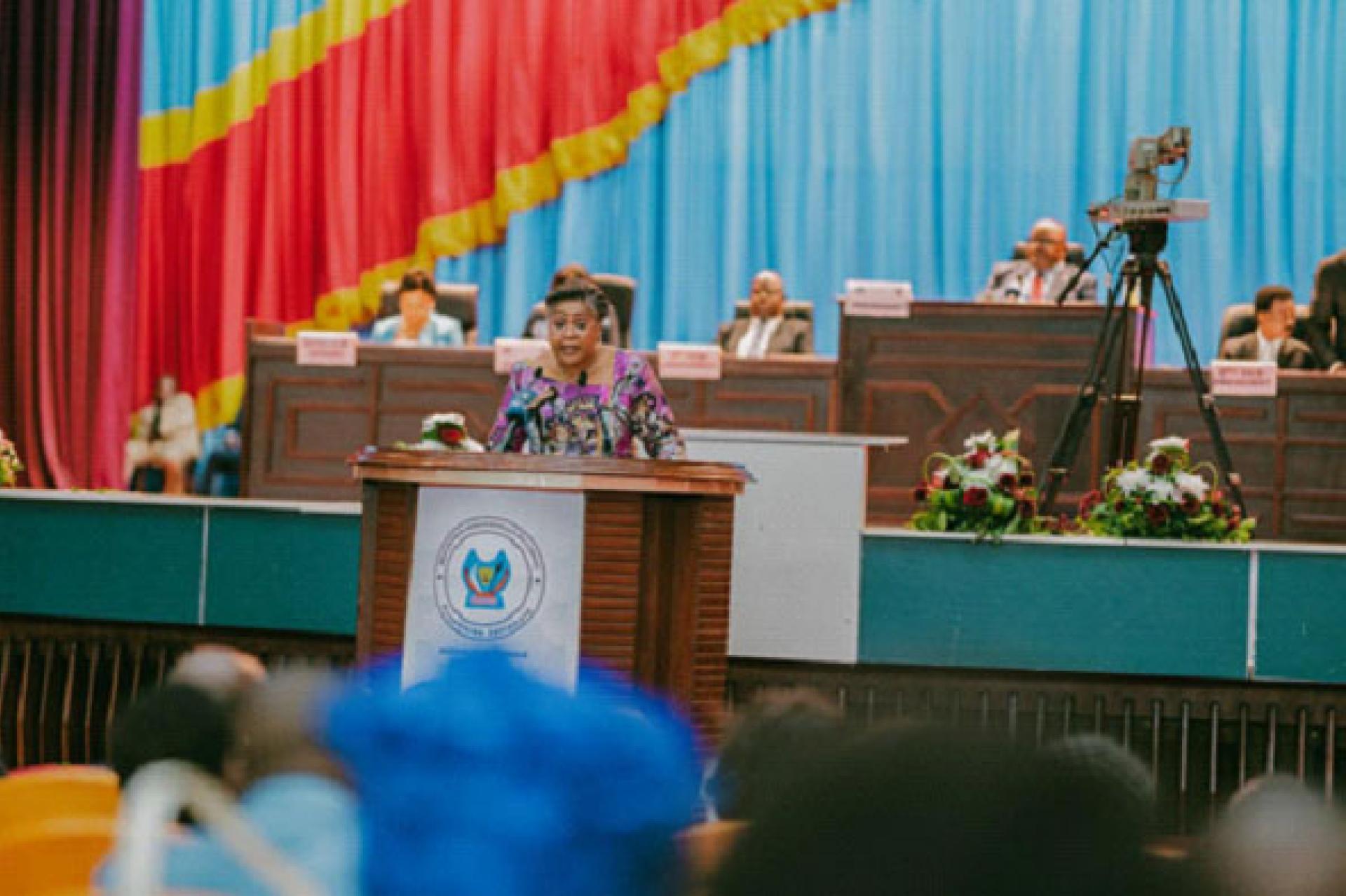 Judith Suminwa défend devant l'Assemblée un budget 2026 équilibré et orienté vers le social. .  Photo droits tiers