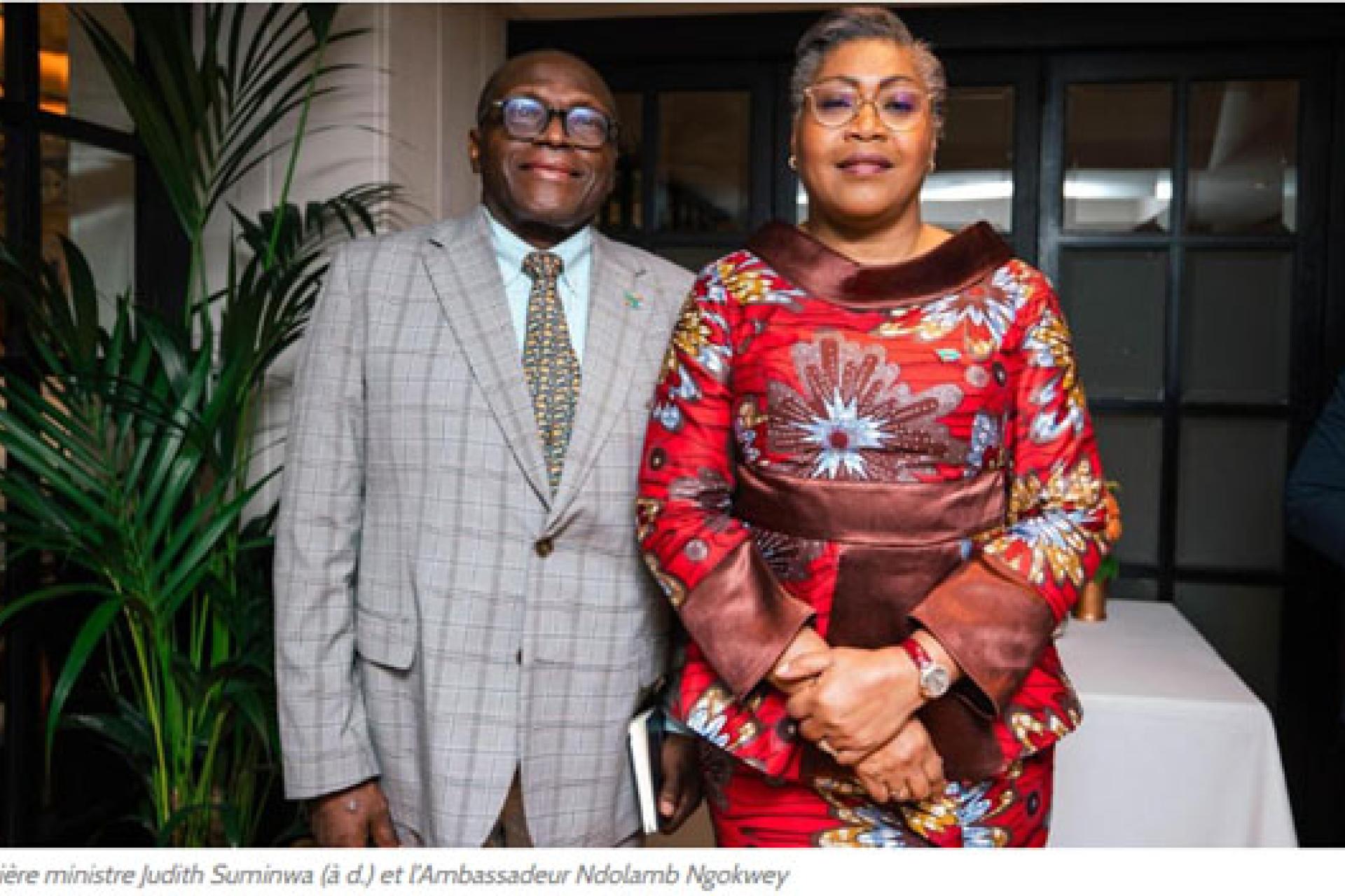 La Première ministre Judith Suminwa (à d) et l'Ambassadeur Ndolamb Ngokwey. Photo droits tiers