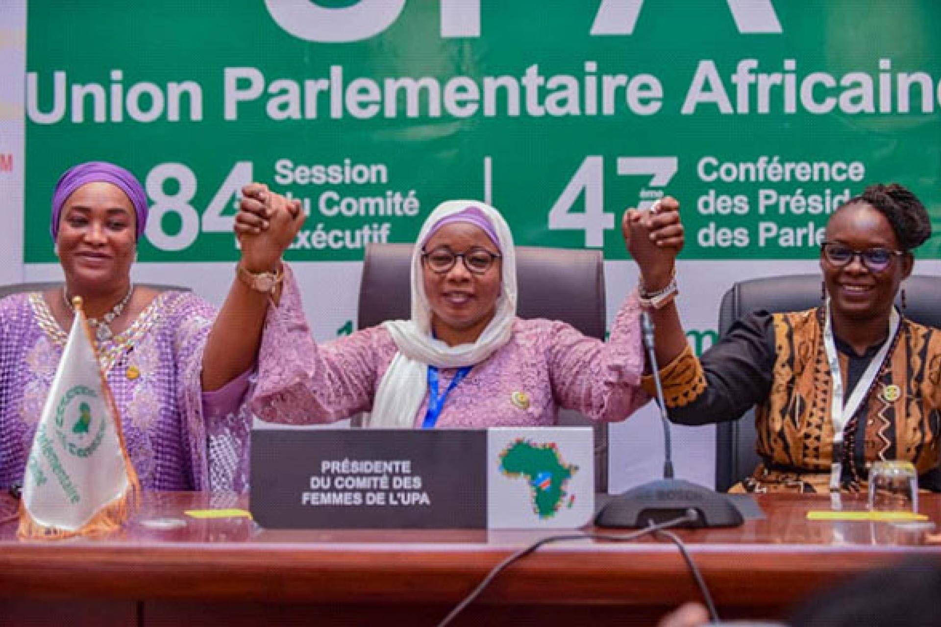 La Tchadienne Fouda Arada Izzedine (au centre), nouvelle présidente du Comité des femmes parlementaires de l'UPA.  Photo droits tiers