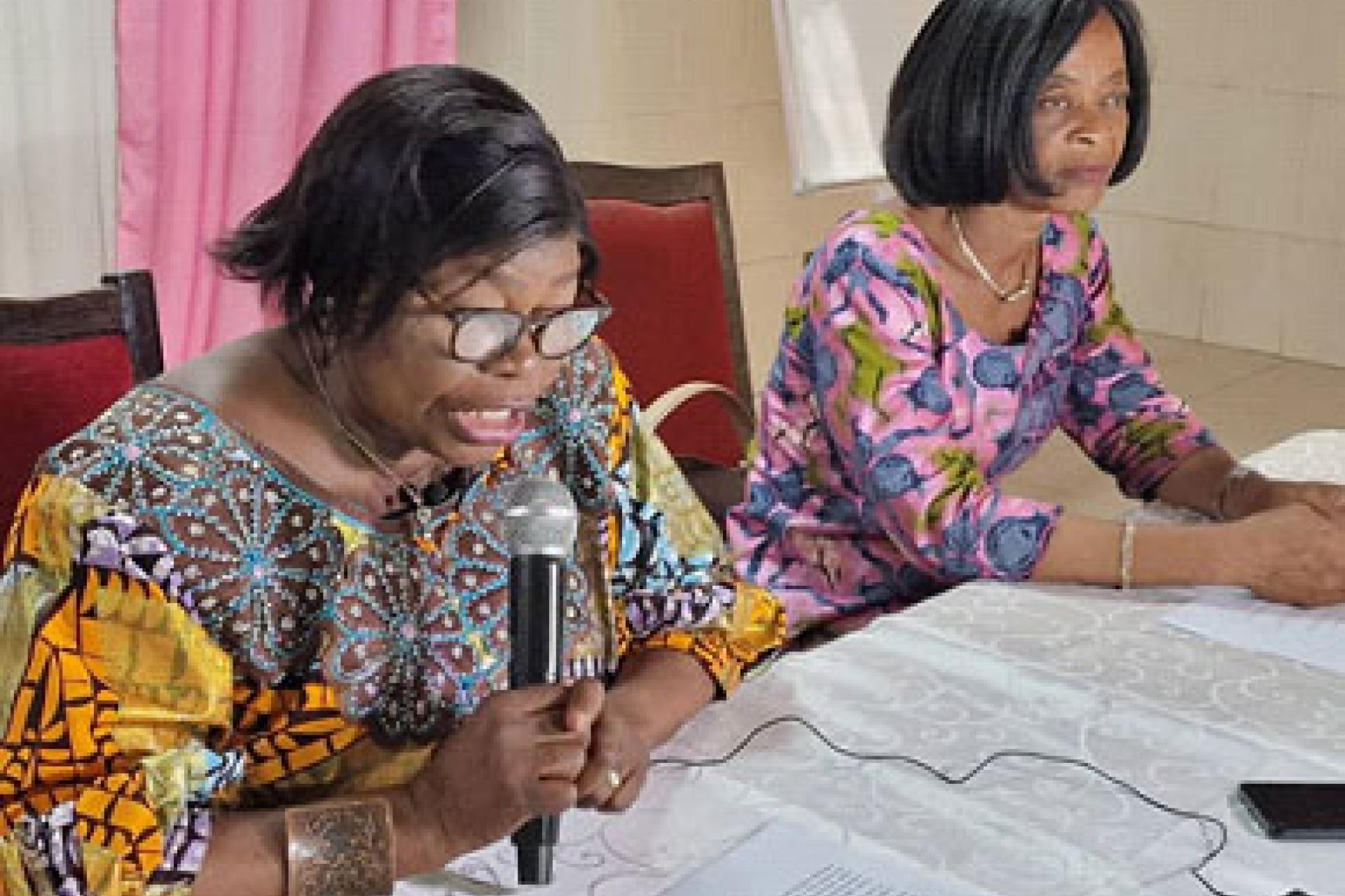 La directrice Exécutive de cafco (à gauche) prononce son mot d'ouverture. Photo droits tiers