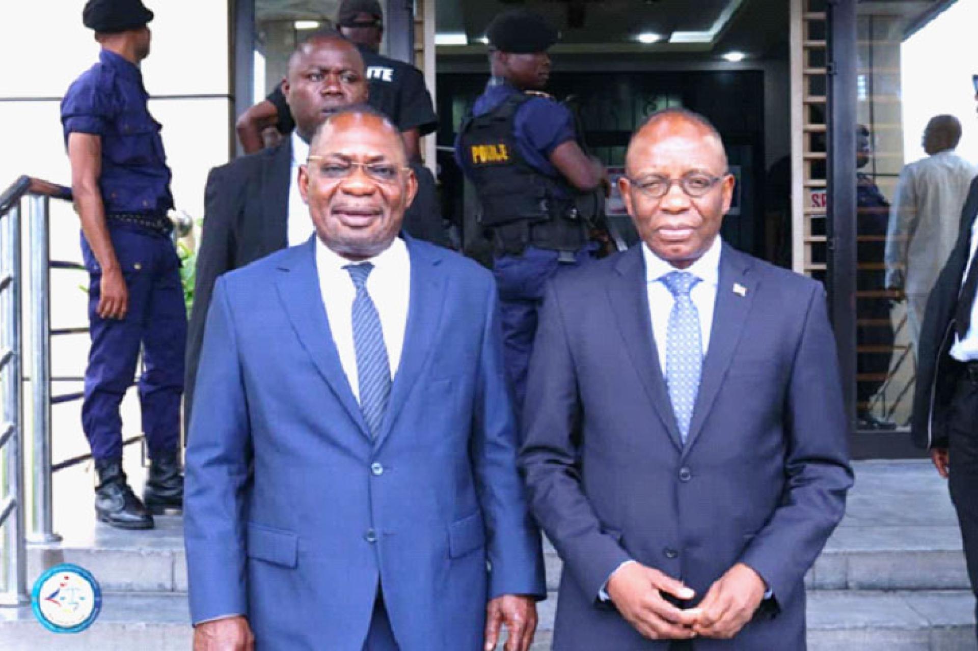 Le PGCCAS Firmin Mvonde (g) et le ministre de la Justice Guillaume Ngefa à l'issue de leur entretien. Photo droits tiers