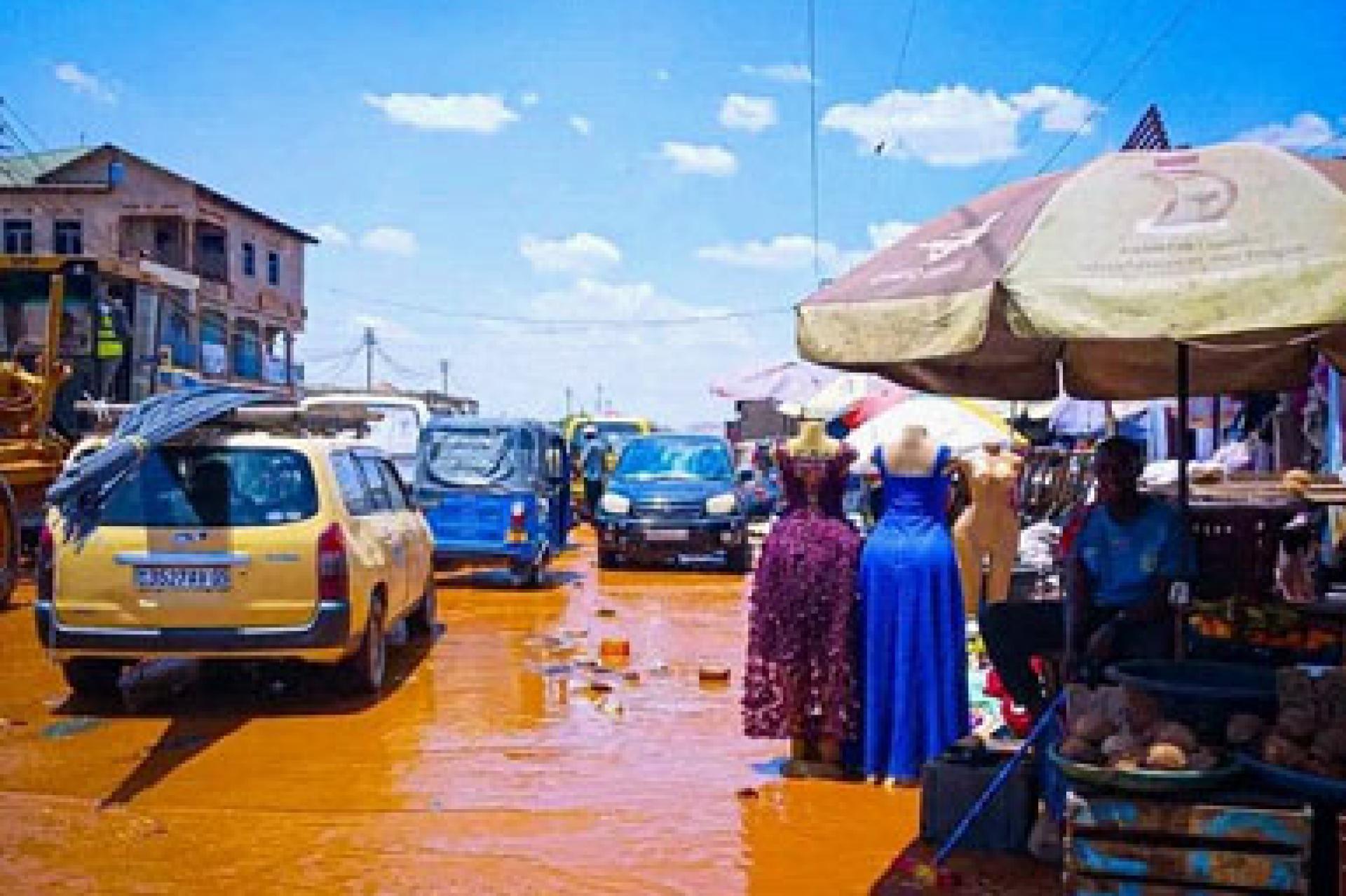 Les routes inondées des eaux contaminées de CDM. 