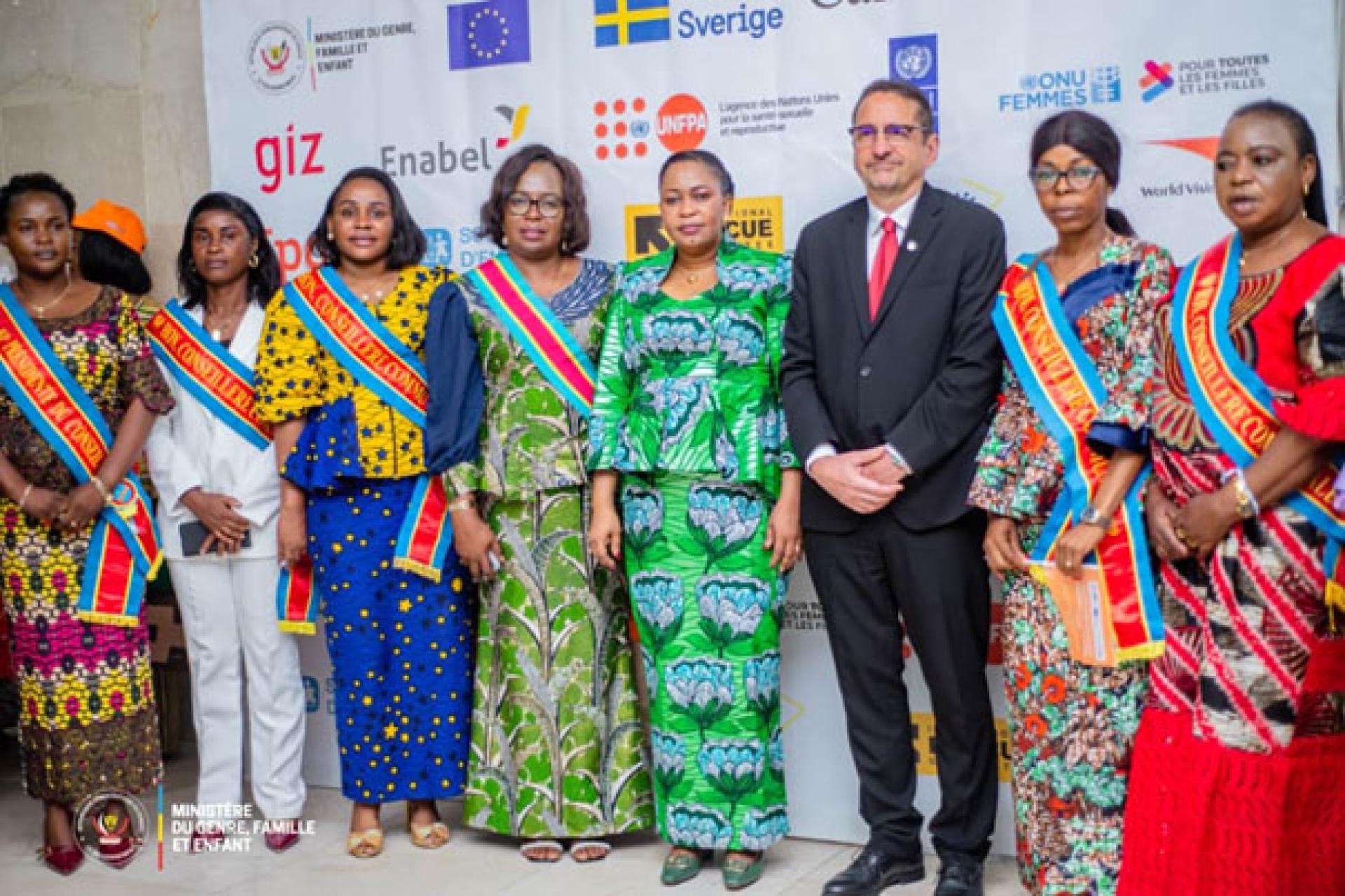 Micheline Ombae ministre du GFE et Bruno Lemarquis SG NU entourés des expertes des questions liées aux VBG.  