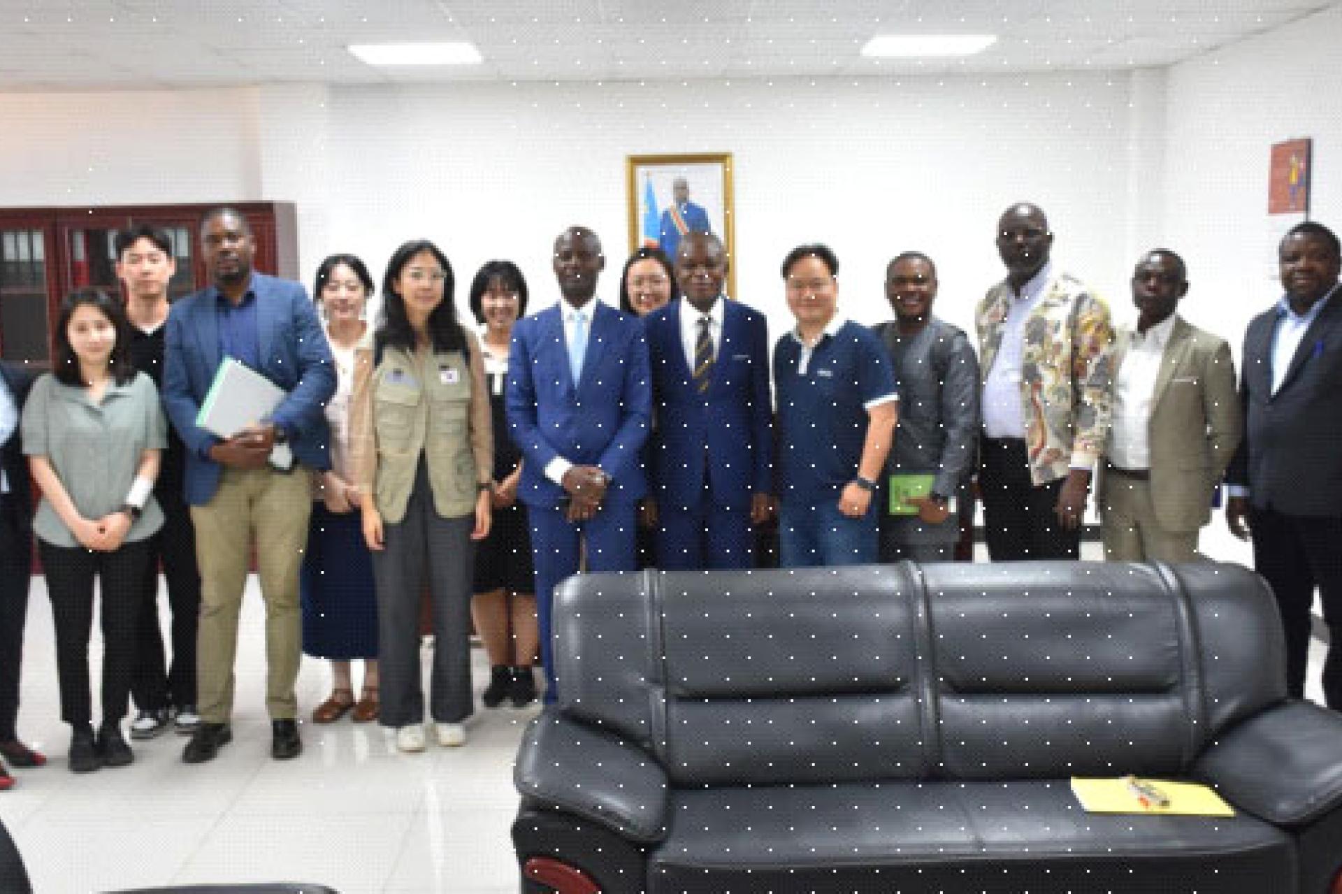 Photo de famille après la signature de l'accord entre la délégation de Corée et celle de la RDC. 
