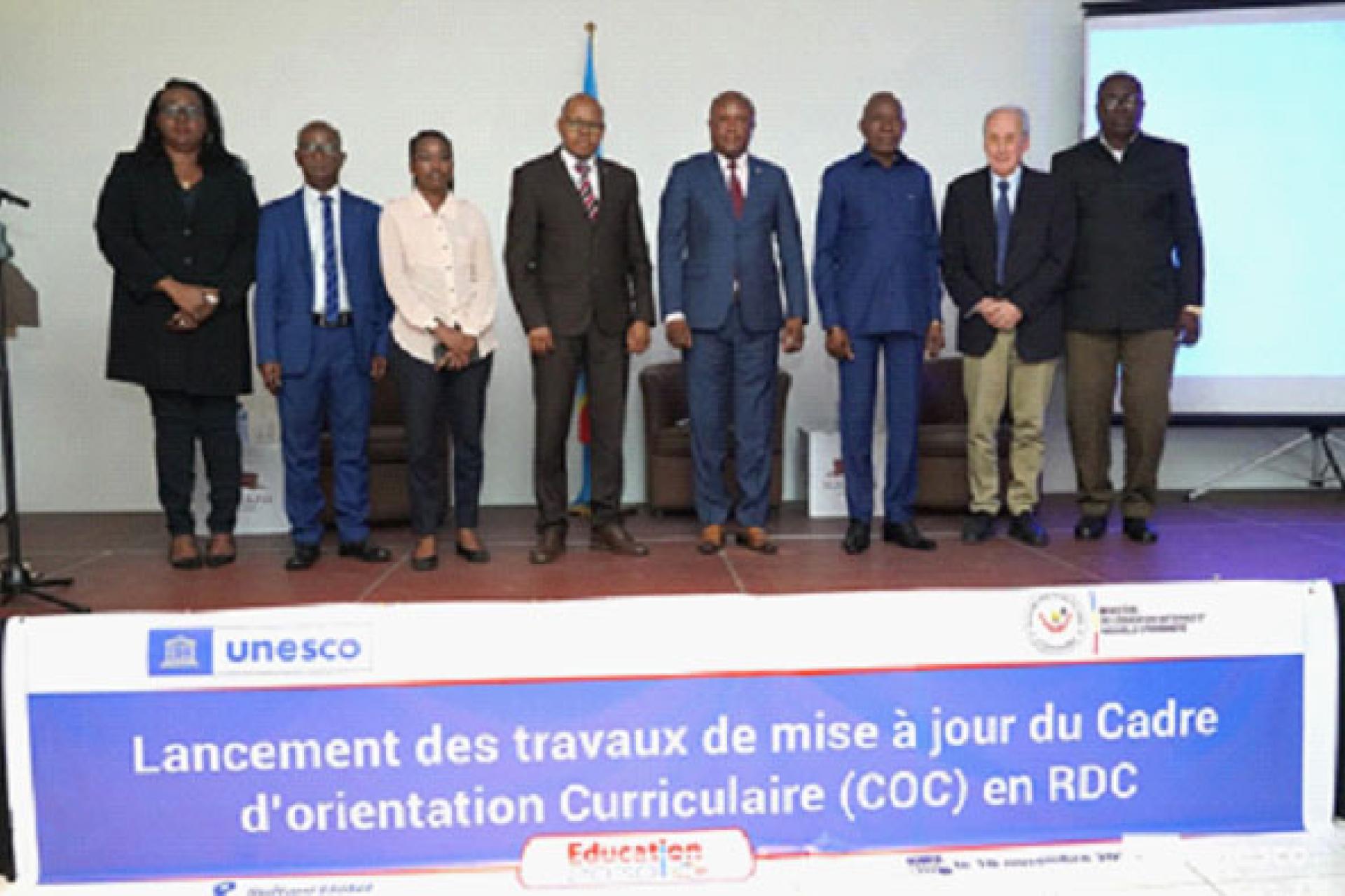 Photo de famille avec les officiels du secteur éducatif en RDC au  lancement officiel du COC pour la réforme éducative à Kinshasa. Photo droits tiers
