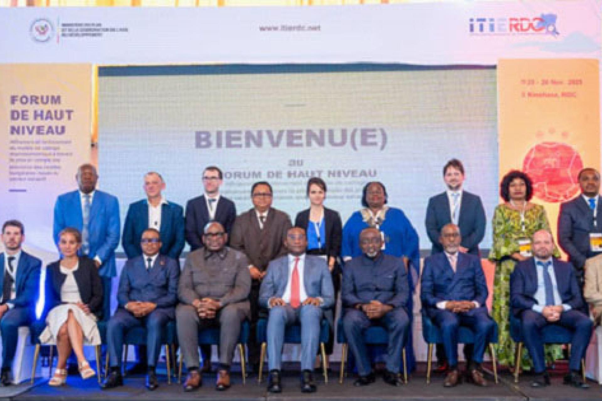 Photo de famille des participants. 