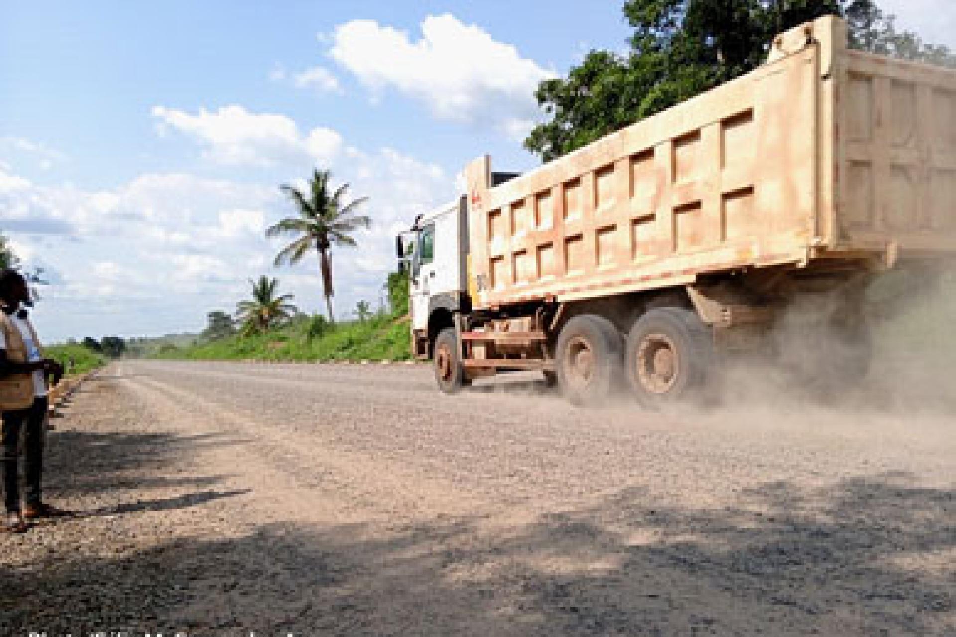 Un camion sur la route Kananga Kalamba-Mbuji, roulant à vive allure. Photo droits FDA
