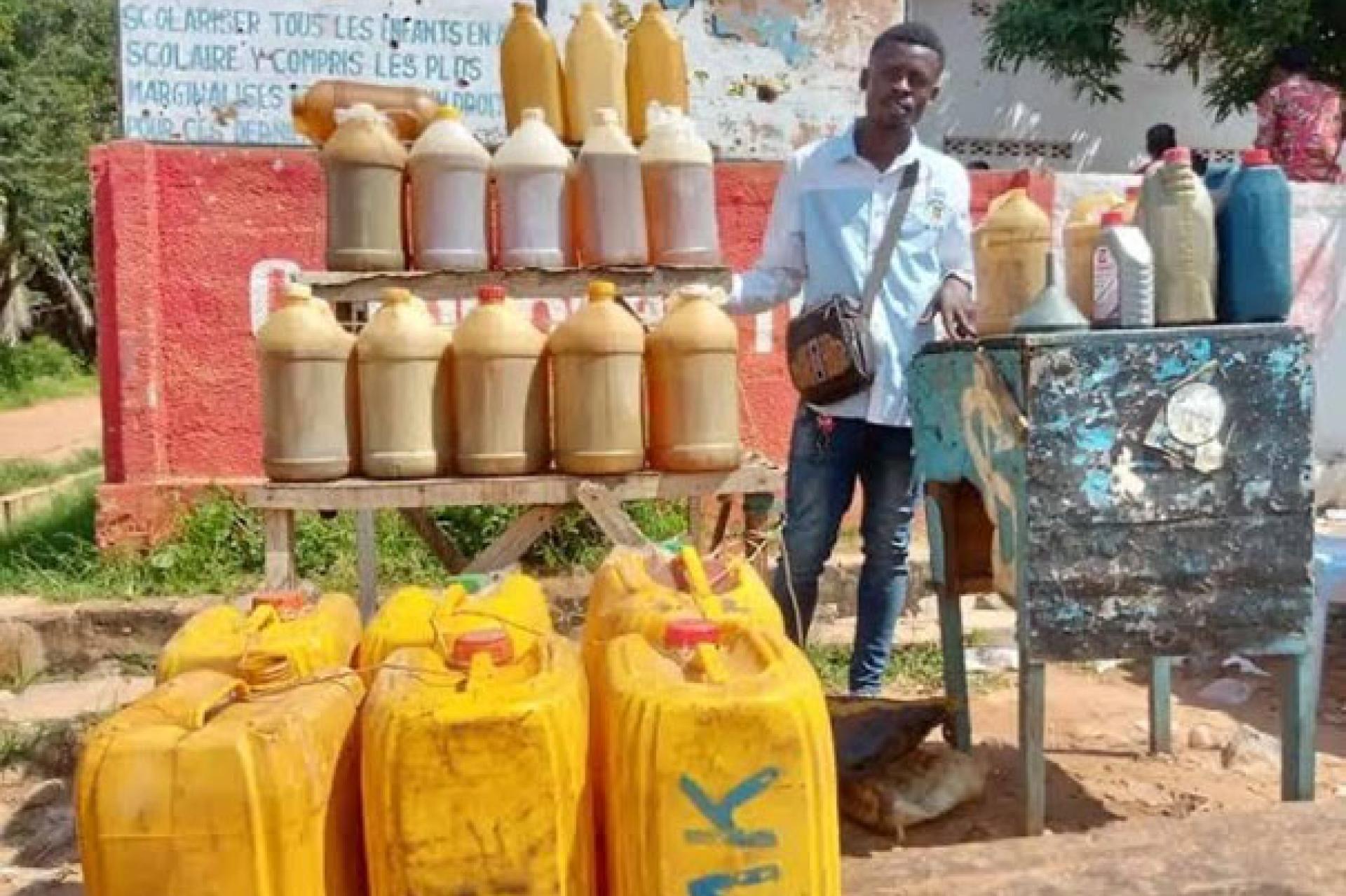 Une vue de bidons d'essence vendue dont le prix monte en flèche à Mbuji-Mayi. Photo FDA