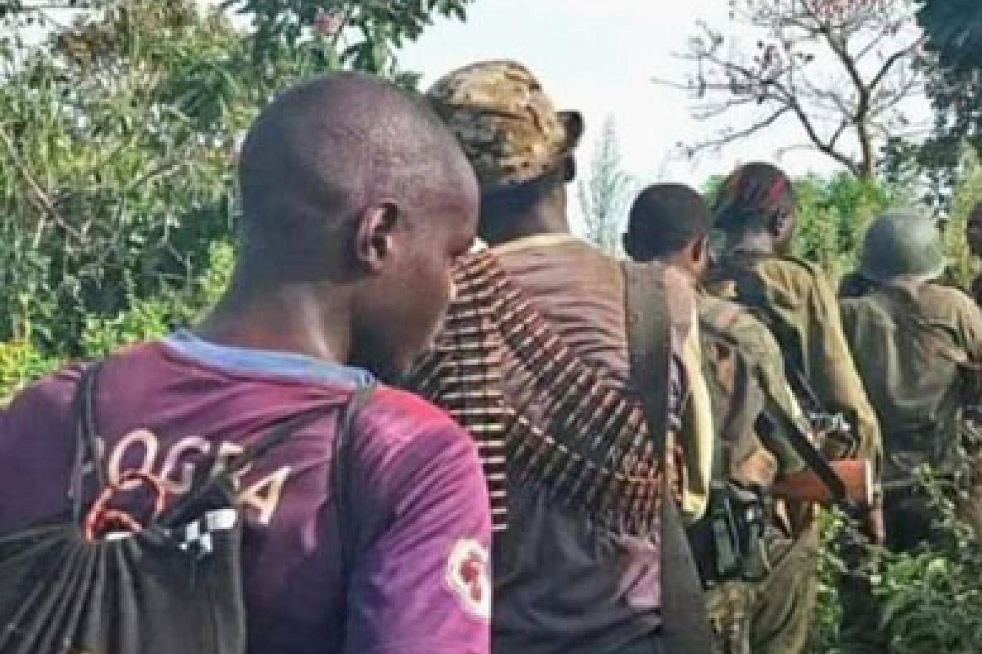 Une vue des hommes armés. 