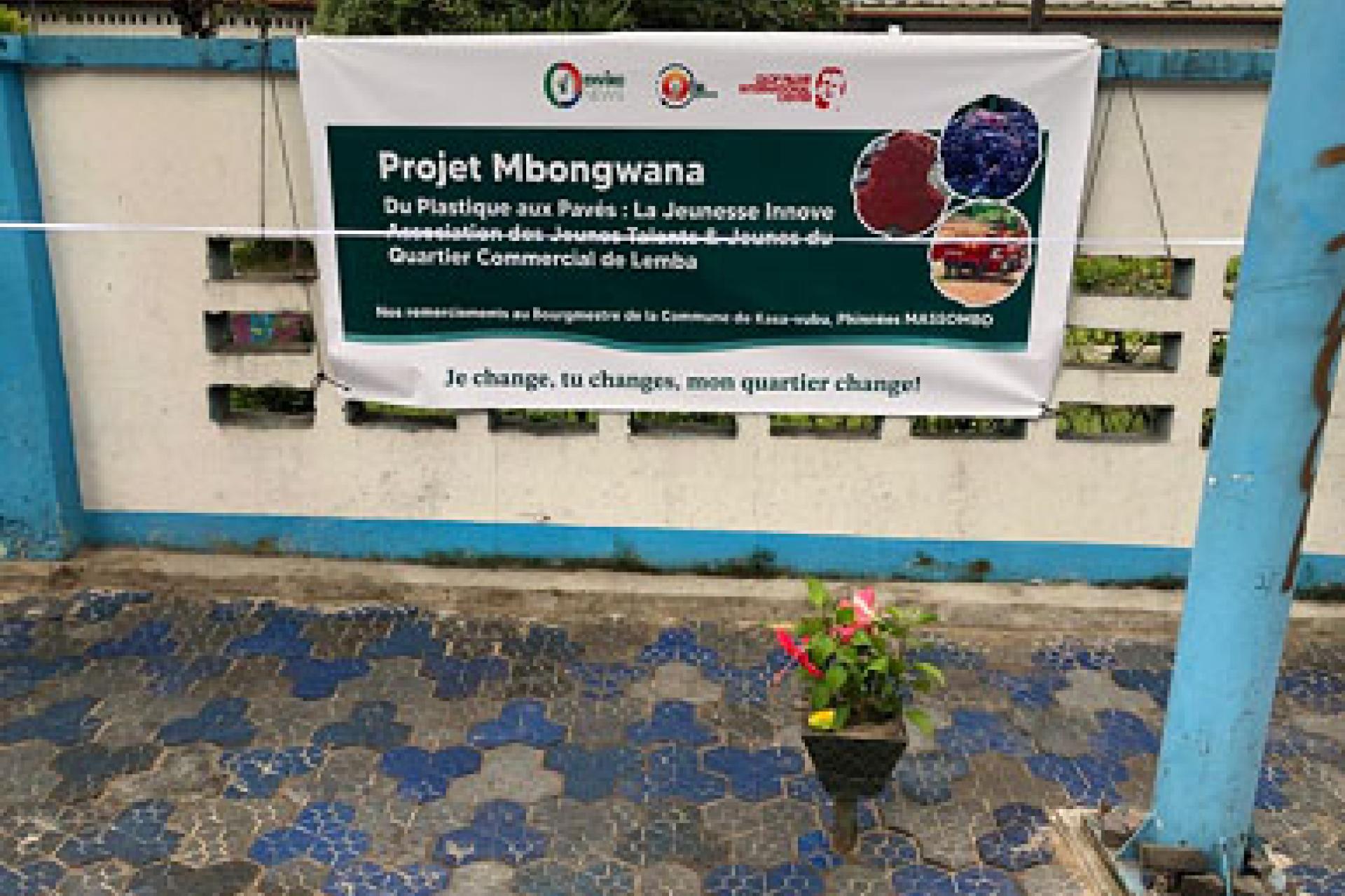 Des jeunes fabriquent